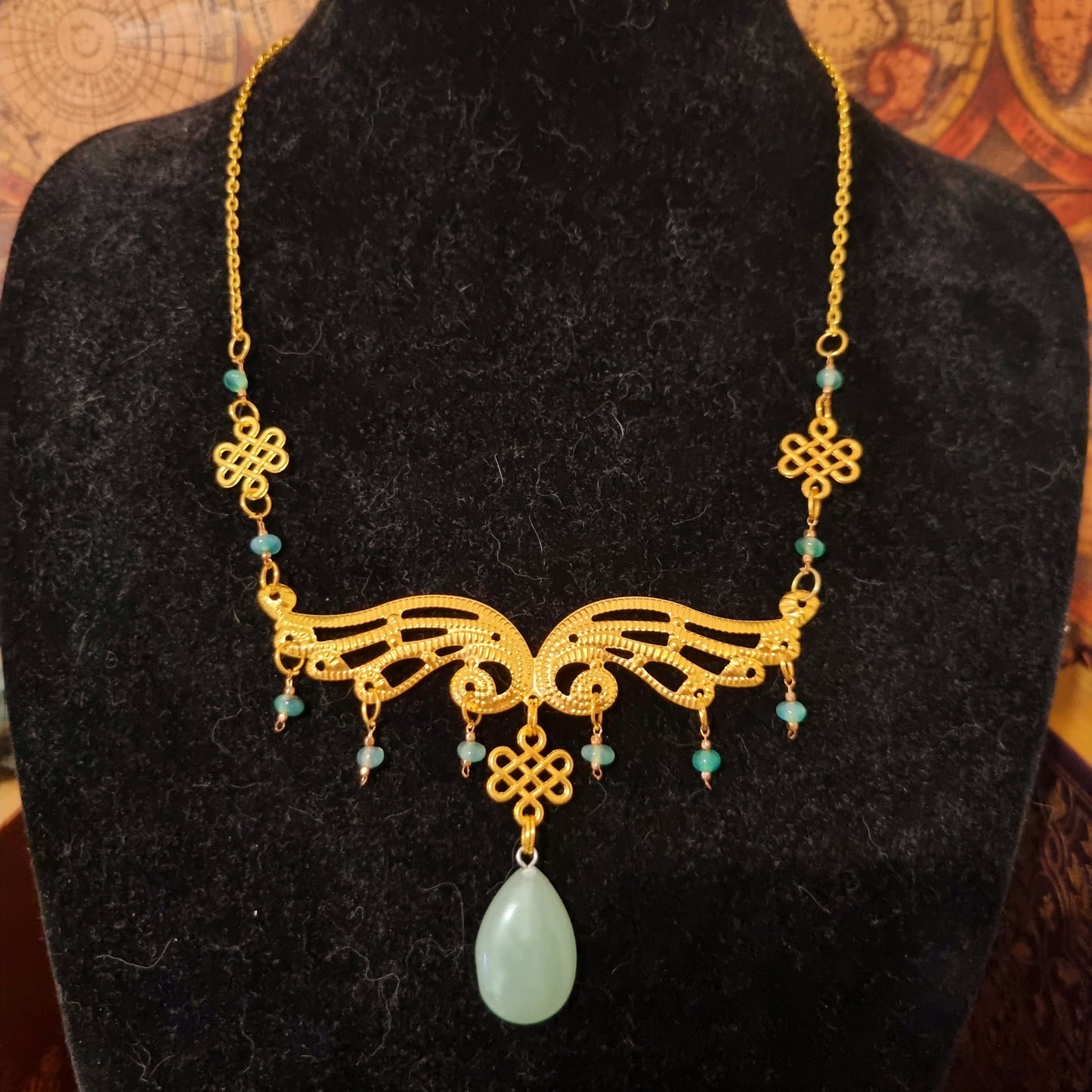 Mucha - Collier Art Nouveau doré arabesques et pierres d'aventurine - Les Rouages du Temps