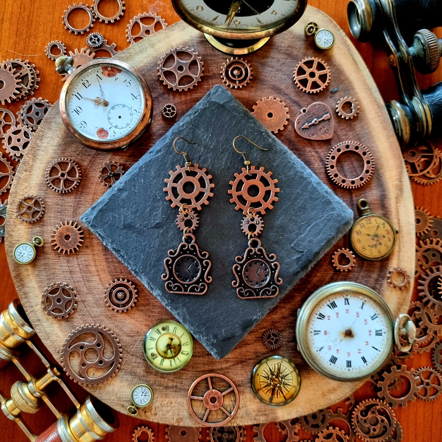 Chronos - Boucles d'oreilles steampunk couleur cuivre, engrenages et horloges - Les Rouages du Temps