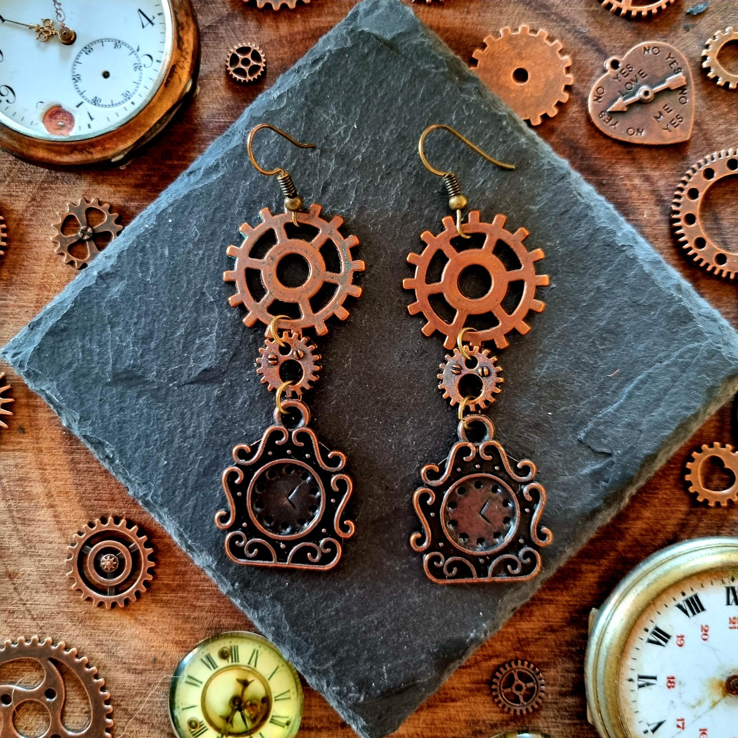 Chronos - Boucles d'oreilles steampunk couleur cuivre, engrenages et horloges - Les Rouages du Temps