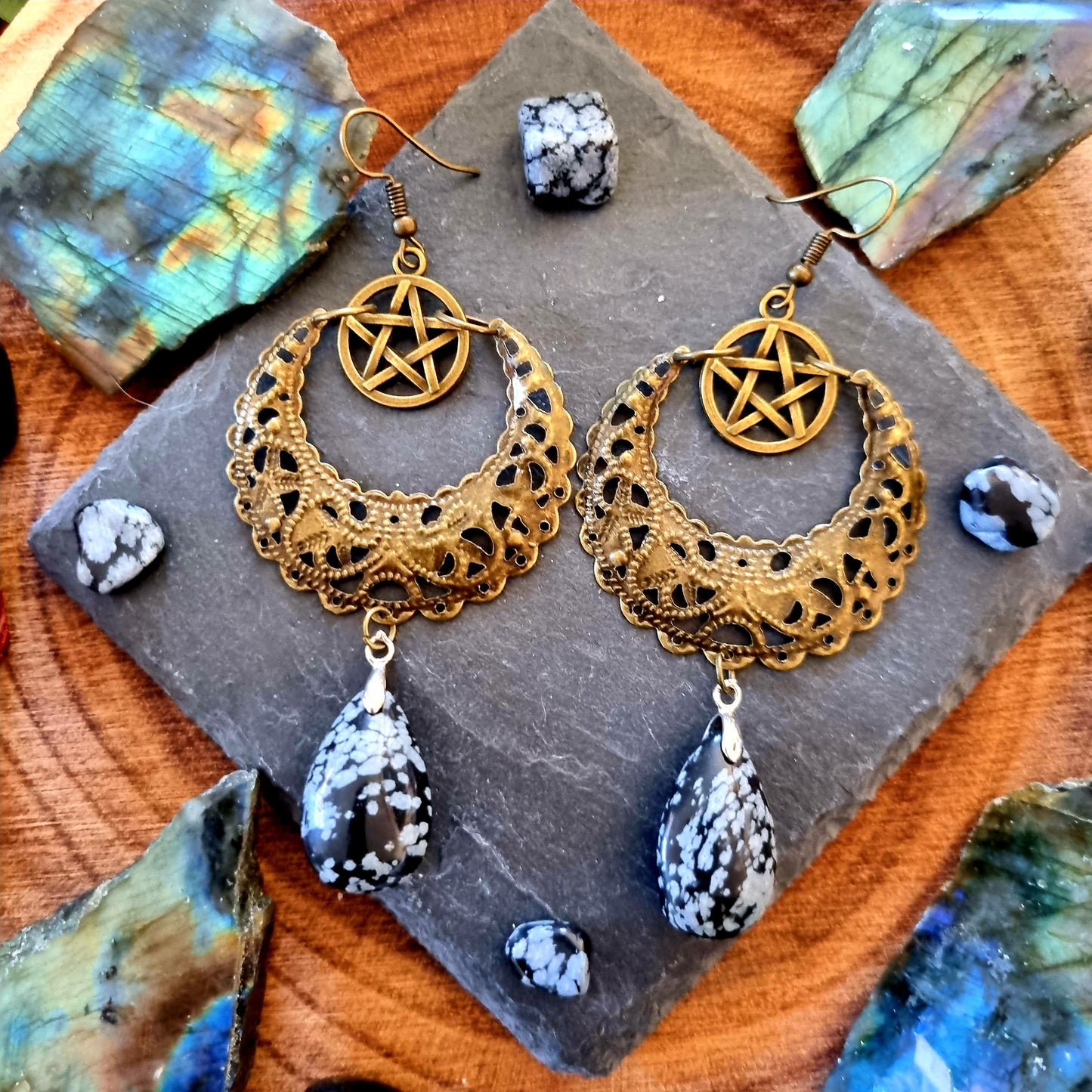 Hécate - Boucles d'oreilles Wicca bronze lunes et pentagrammes, pierres d'obsidienne flocon de neige - Les Rouages du Temps