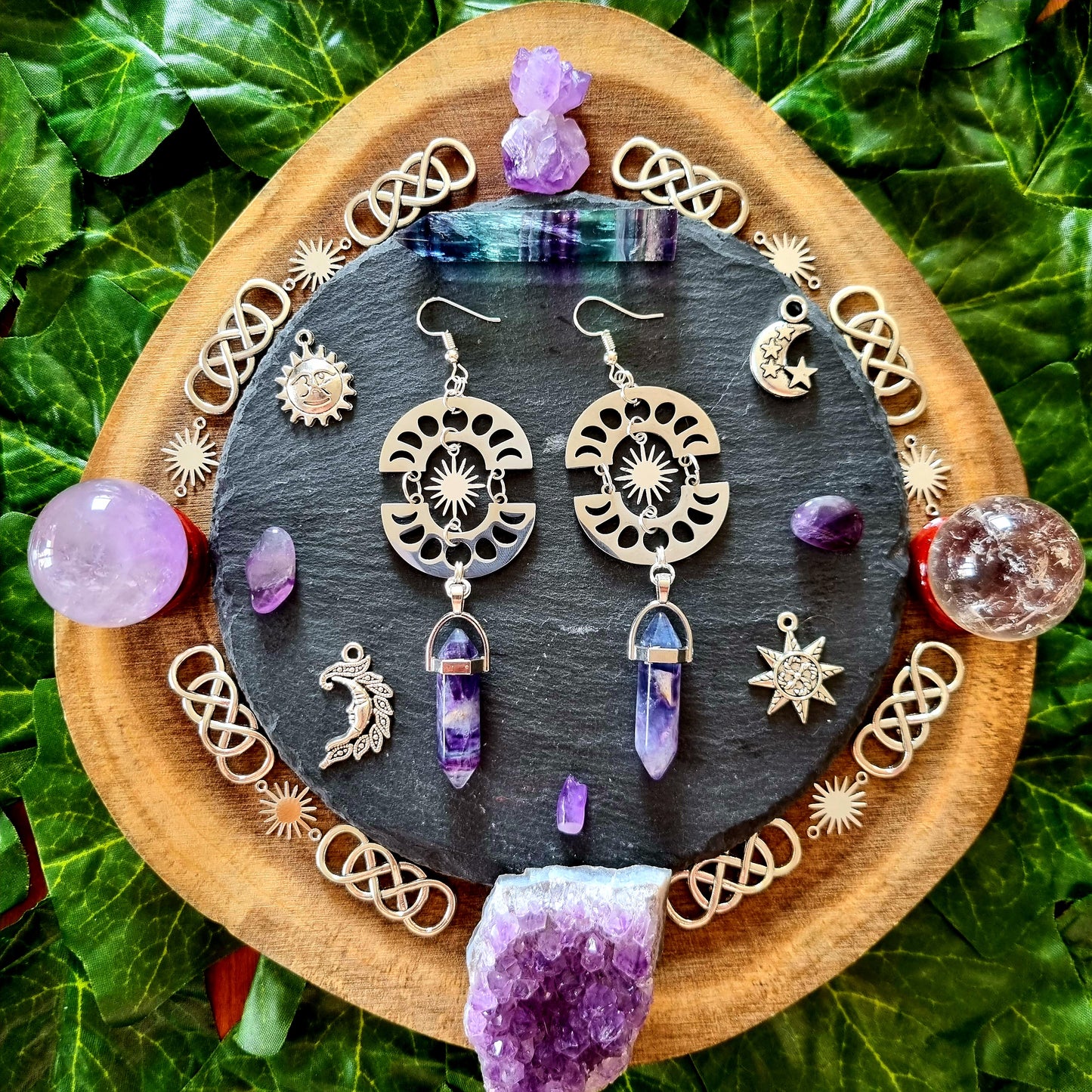 Hécate - Boucles d'oreilles Wicca argentées acier inoxydable phases de la lune, étoiles et pierres de fluorite - Les Rouages du Temps