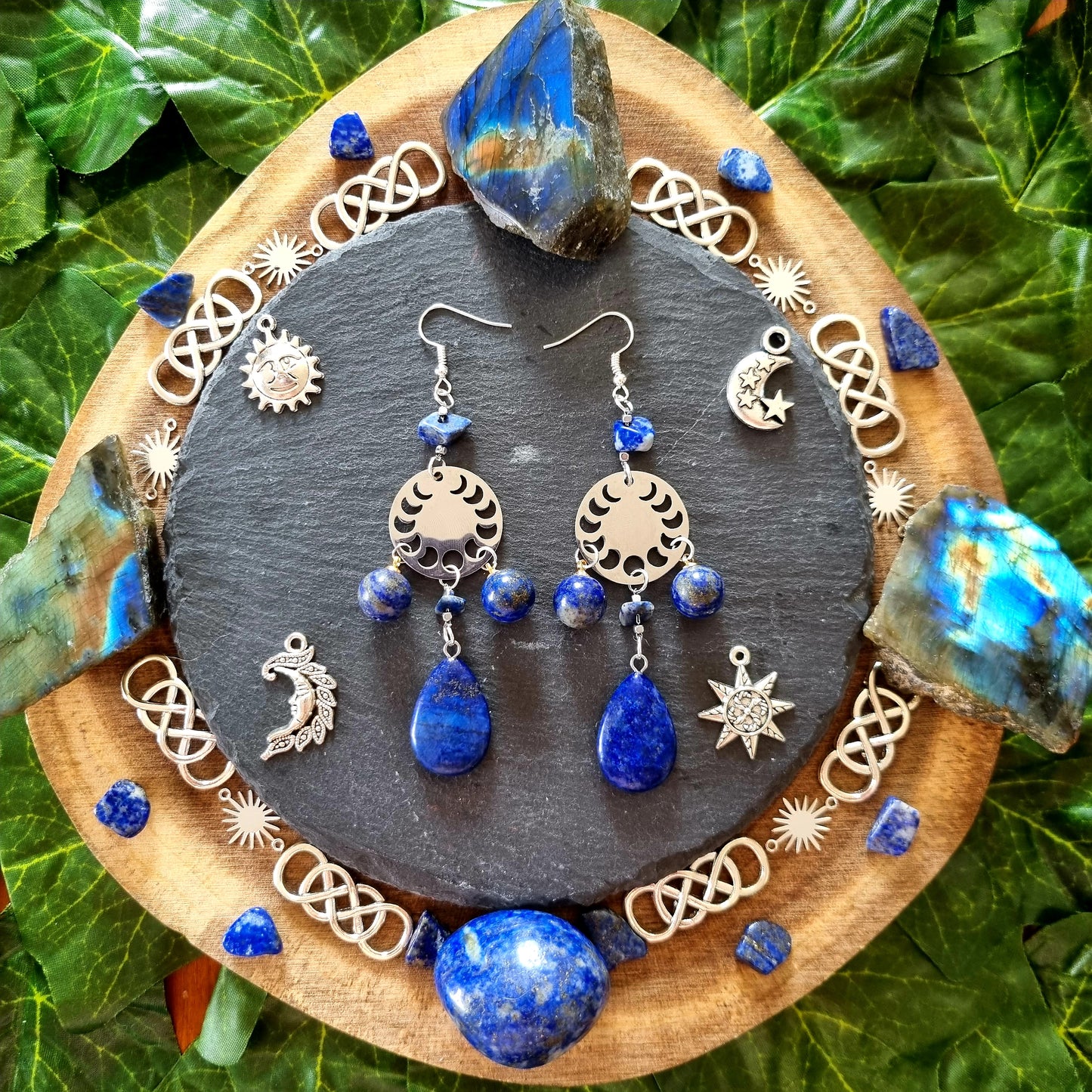 Artémis - Boucles d'oreilles argentées en acier inoxydable, phases de la lune et pierres de lapis lazuli - Les Rouages du Temps