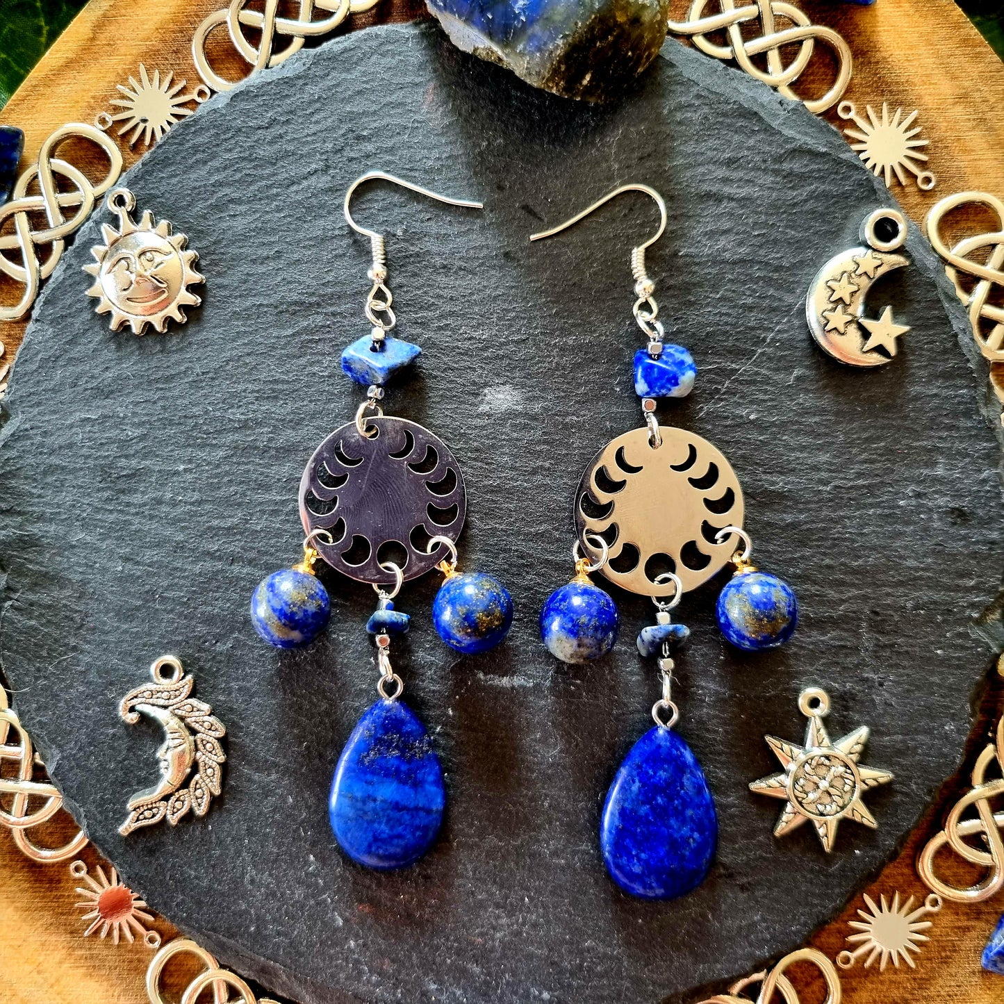 Artémis - Boucles d'oreilles argentées en acier inoxydable, phases de la lune et pierres de lapis lazuli - Les Rouages du Temps