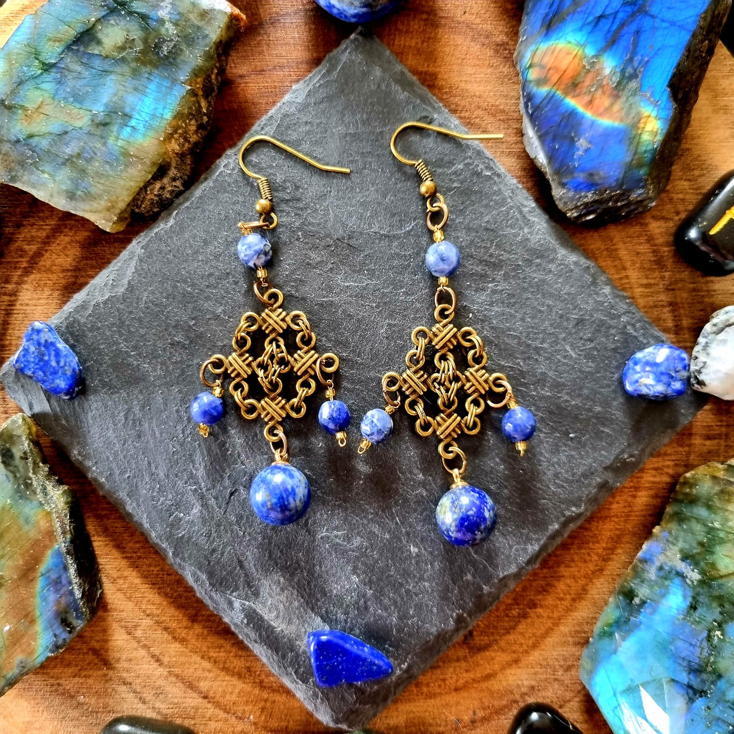 Guenièvre - Boucles d'oreilles médiévales - noeuds celtiques bronze et pierres de sodalite et lapis lazuli - Les Rouages du Temps