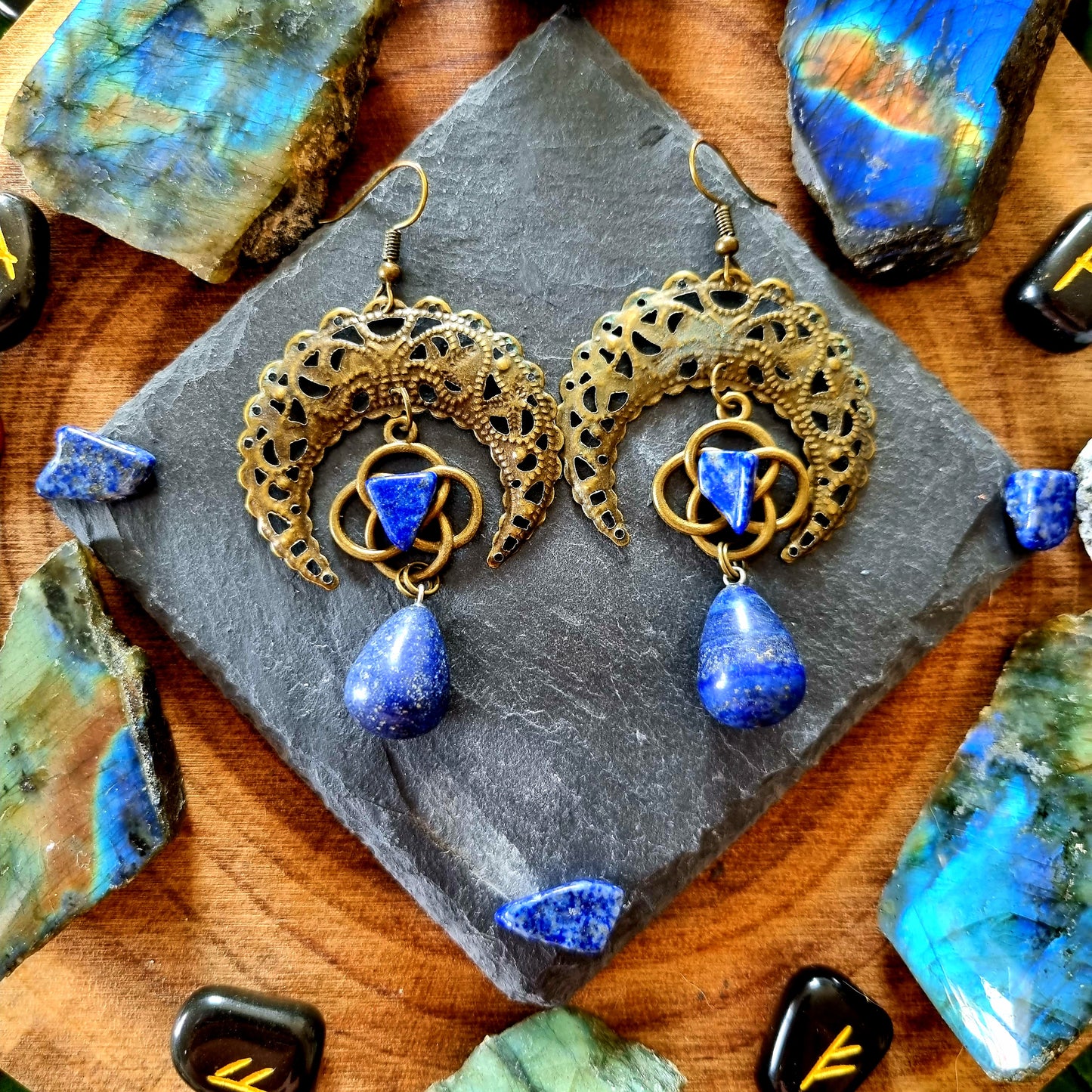 Séléné - Boucles d'oreilles Wicca, lunes et noeuds celtiques bronze, pierres de lapis lazuli - Les Rouages du Temps