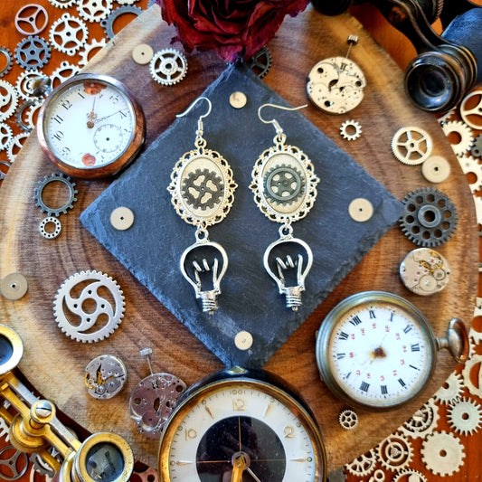 Athéna - Boucles d'oreilles Steampunk argentées engrenages et ampoules - Les Rouages du Temps