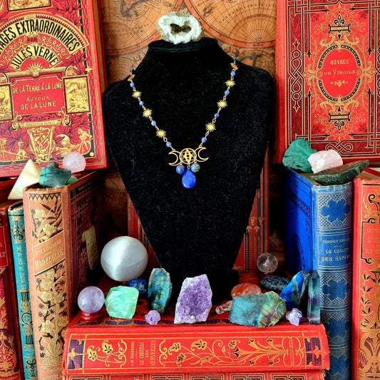 Séléné - Collier Wicca triple lune et étoiles acier inoxydable doré, pierres de sodalite et de lapis lazuli - Les Rouages du Temps