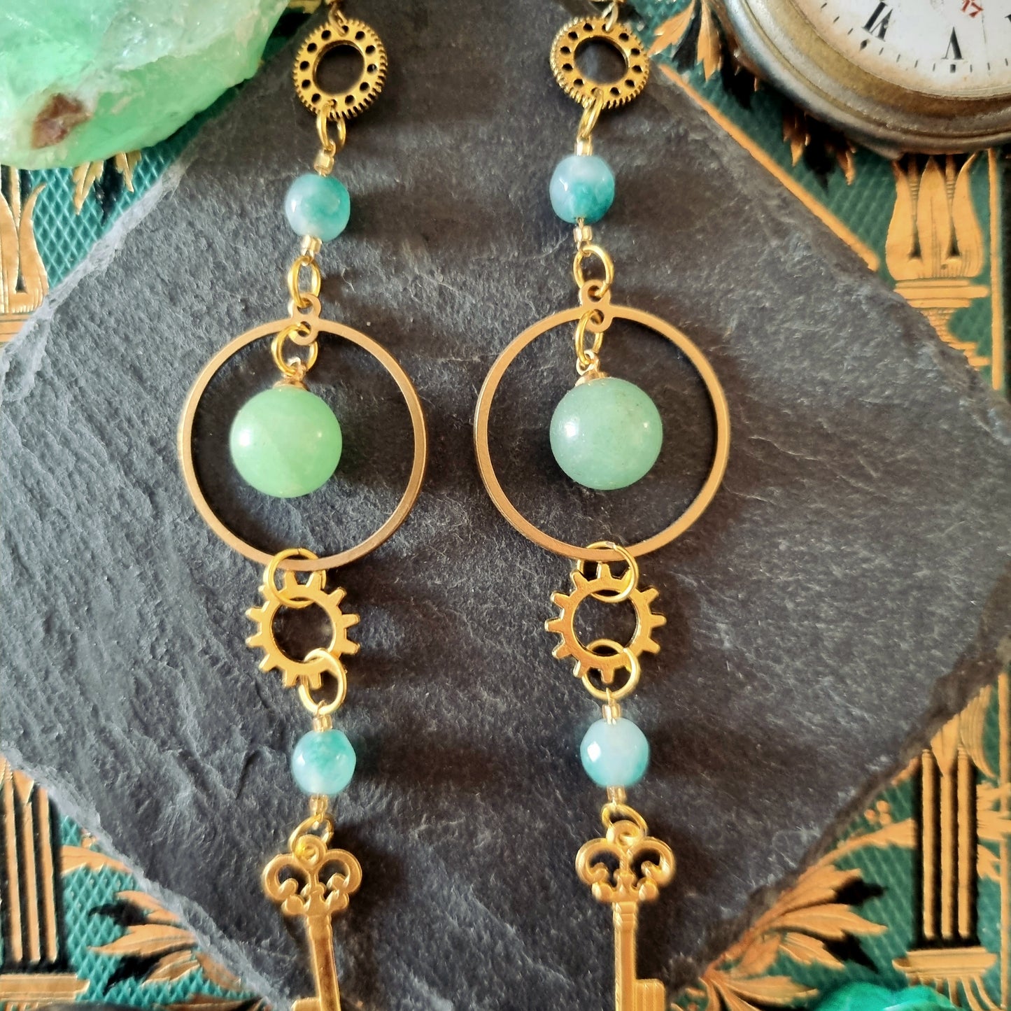 Thoth - Boucles d'oreilles Steampunk dorées, rouages et clés, pierres d'aventurine - Les Rouages du Temps