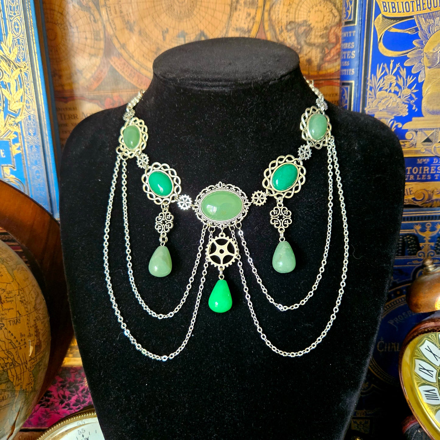 Loki - Collier ras de cou Steampunk argenté rouages chaînes, pierres de jade et d'aventurine - Les Rouages du Temps