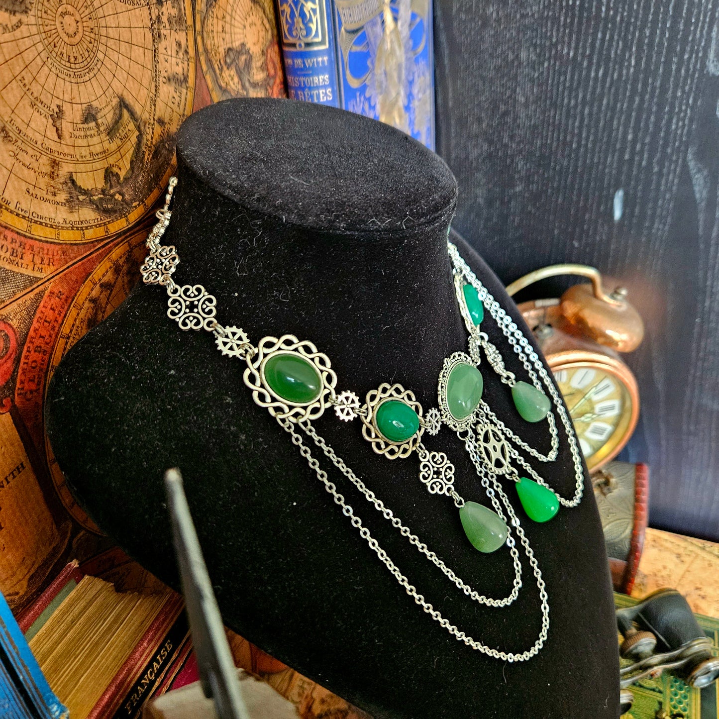 Loki - Collier ras de cou Steampunk argenté rouages chaînes, pierres de jade et d'aventurine - Les Rouages du Temps