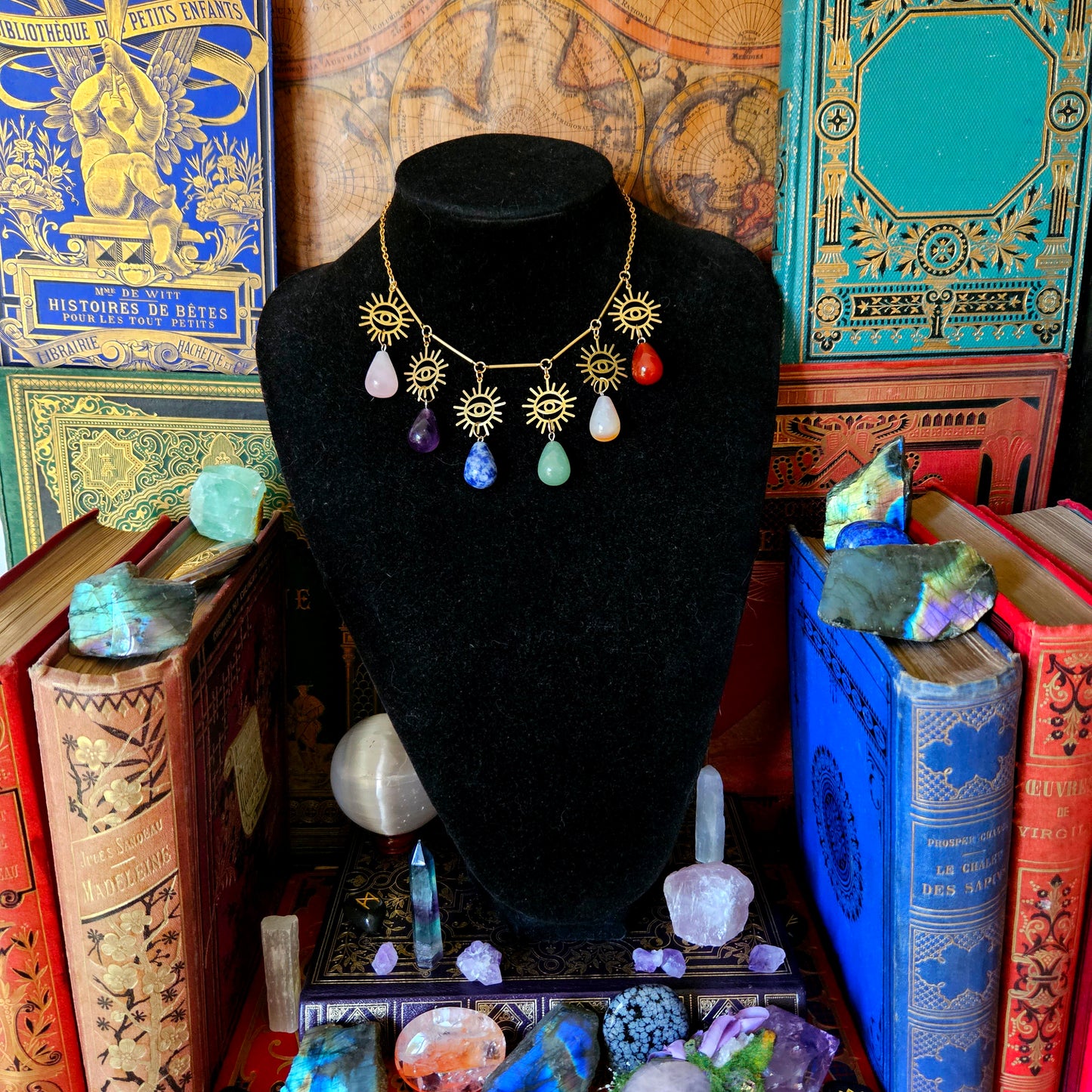 Éos - Collier Wicca en laiton, soleil et oeil, pierres de quartz rose, améthyste, sodalite, aventurine, cornaline - Les Rouages du Temps