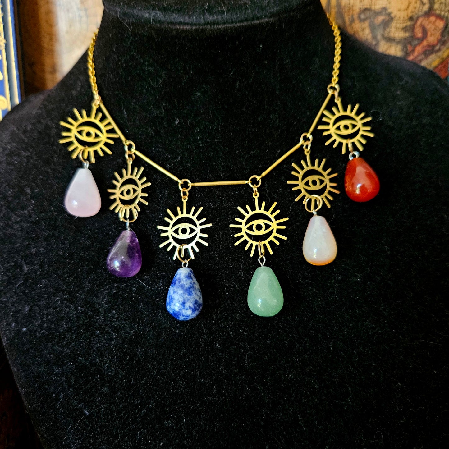 Éos - Collier Wicca en laiton, soleil et oeil, pierres de quartz rose, améthyste, sodalite, aventurine, cornaline - Les Rouages du Temps