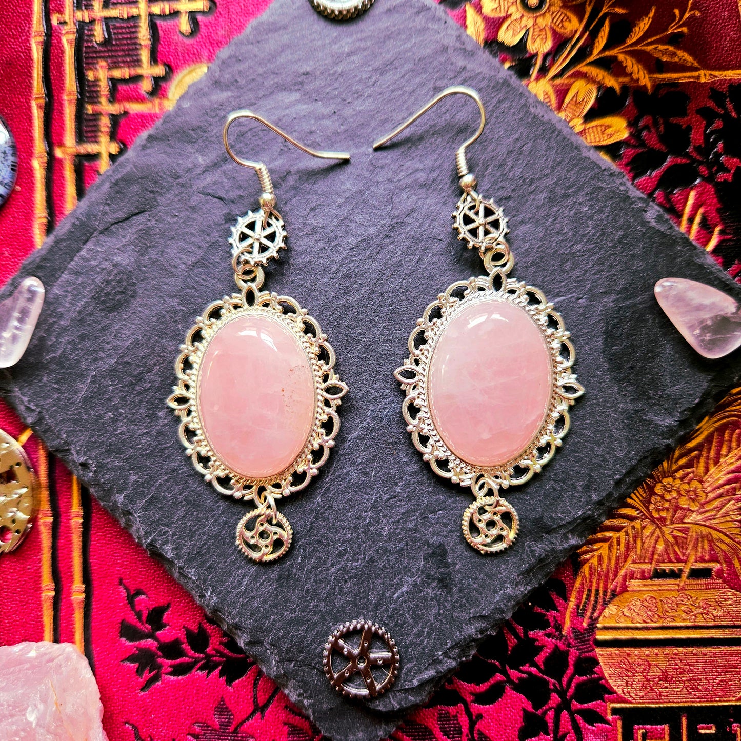 Vénus - Boucles d'oreilles Steampunk argentées rouages et pierres de quartz rose - Les Rouages du Temps