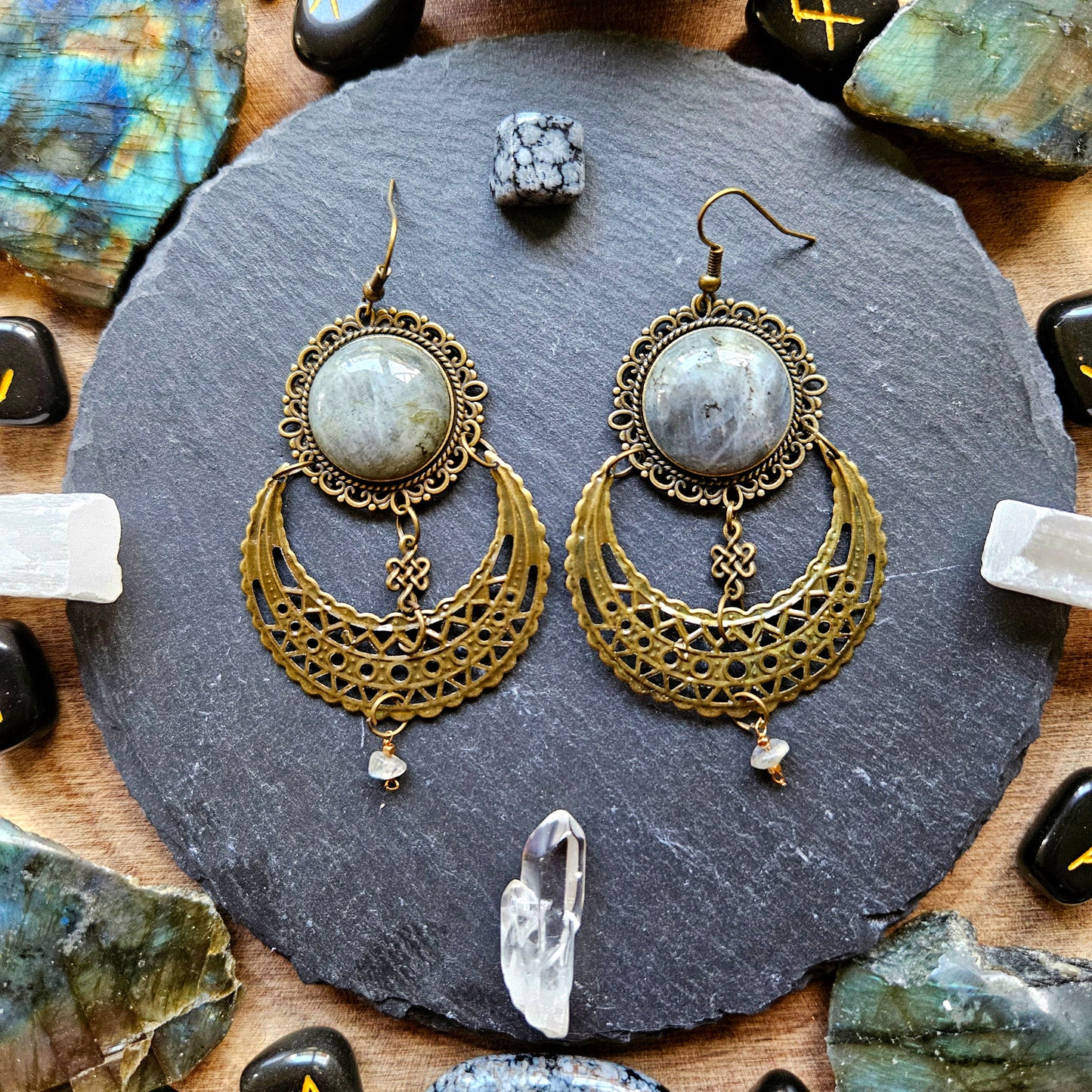 Séléné - Boucles d'oreilles Wicca, lunes, noeuds celtiques bronze, pierres de labradorite - Les Rouages du Temps