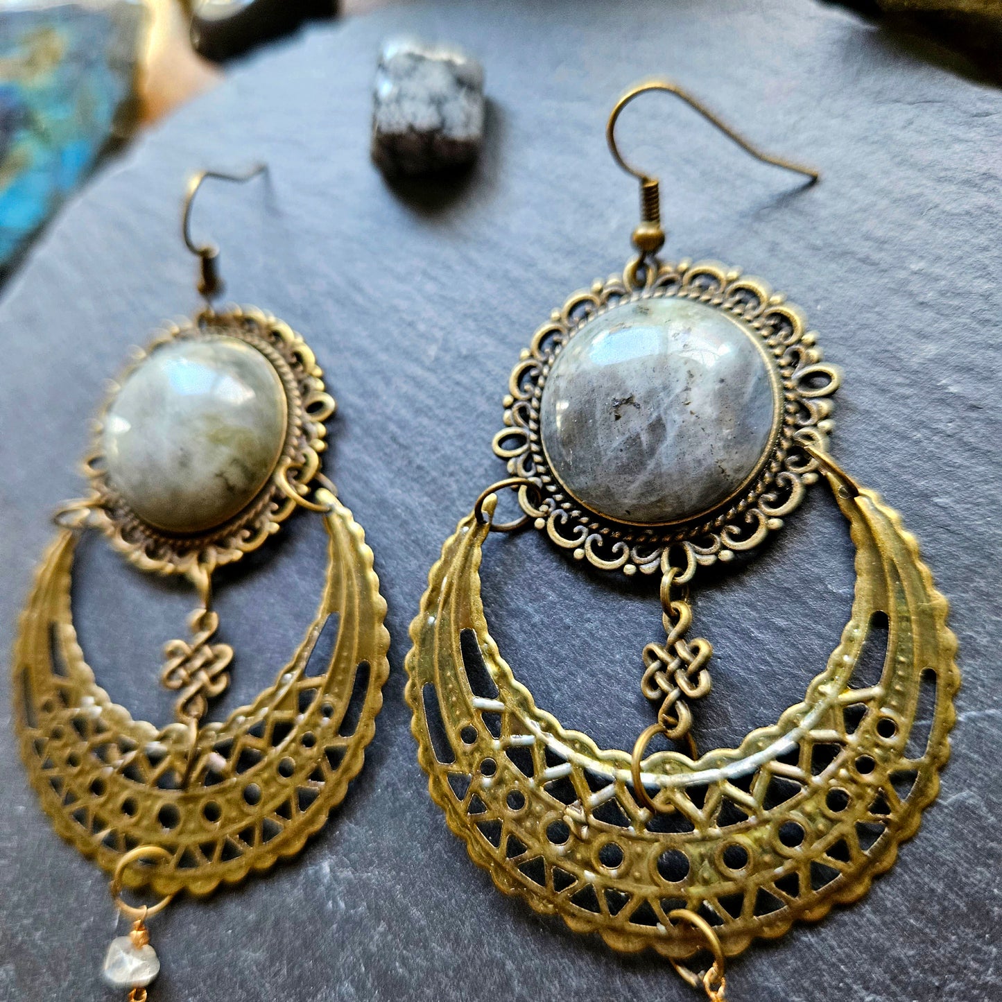 Séléné - Boucles d'oreilles Wicca, lunes, noeuds celtiques bronze, pierres de labradorite - Les Rouages du Temps