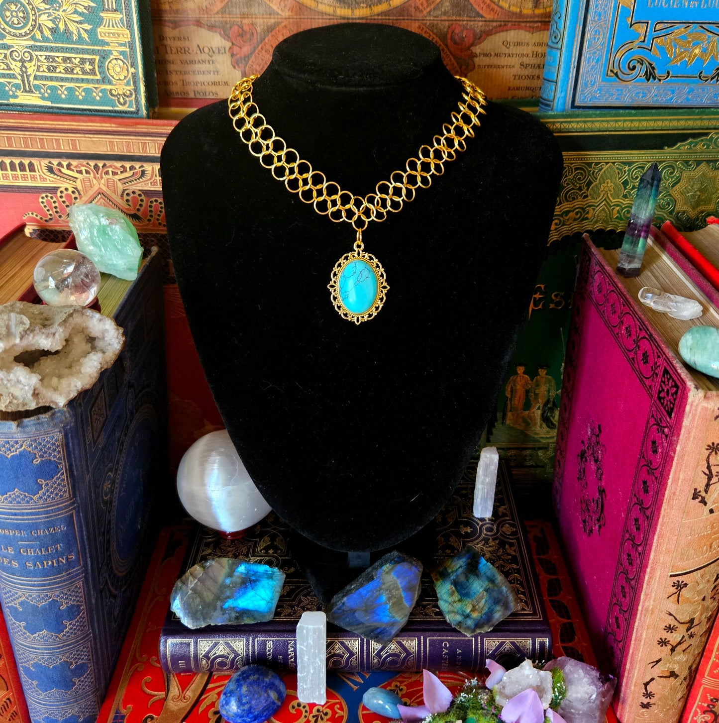 Perceval - Collier ras de cou médiéval cotte de maille cuivre, pierre hawlite teintée