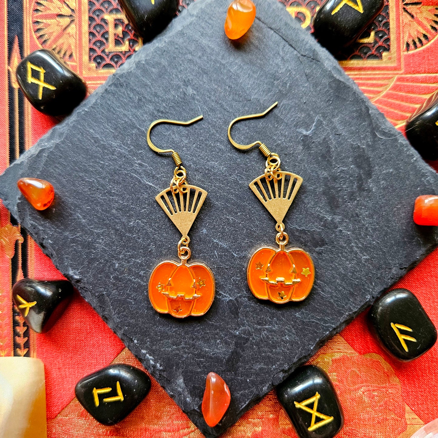 Samhain - Boucles d'oreilles Halloween - sorcellerie, laiton et citrouilles émail - Les Rouages du Temps