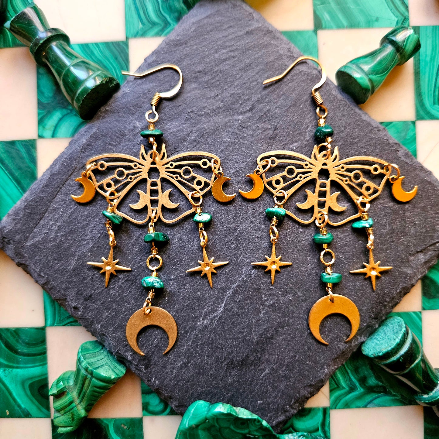 Morgane - Boucles d'oreilles univers féérique et Wicca en laiton, papillons / mite, étoiles et lunes, pierres de malachite - Les Rouages du Temps