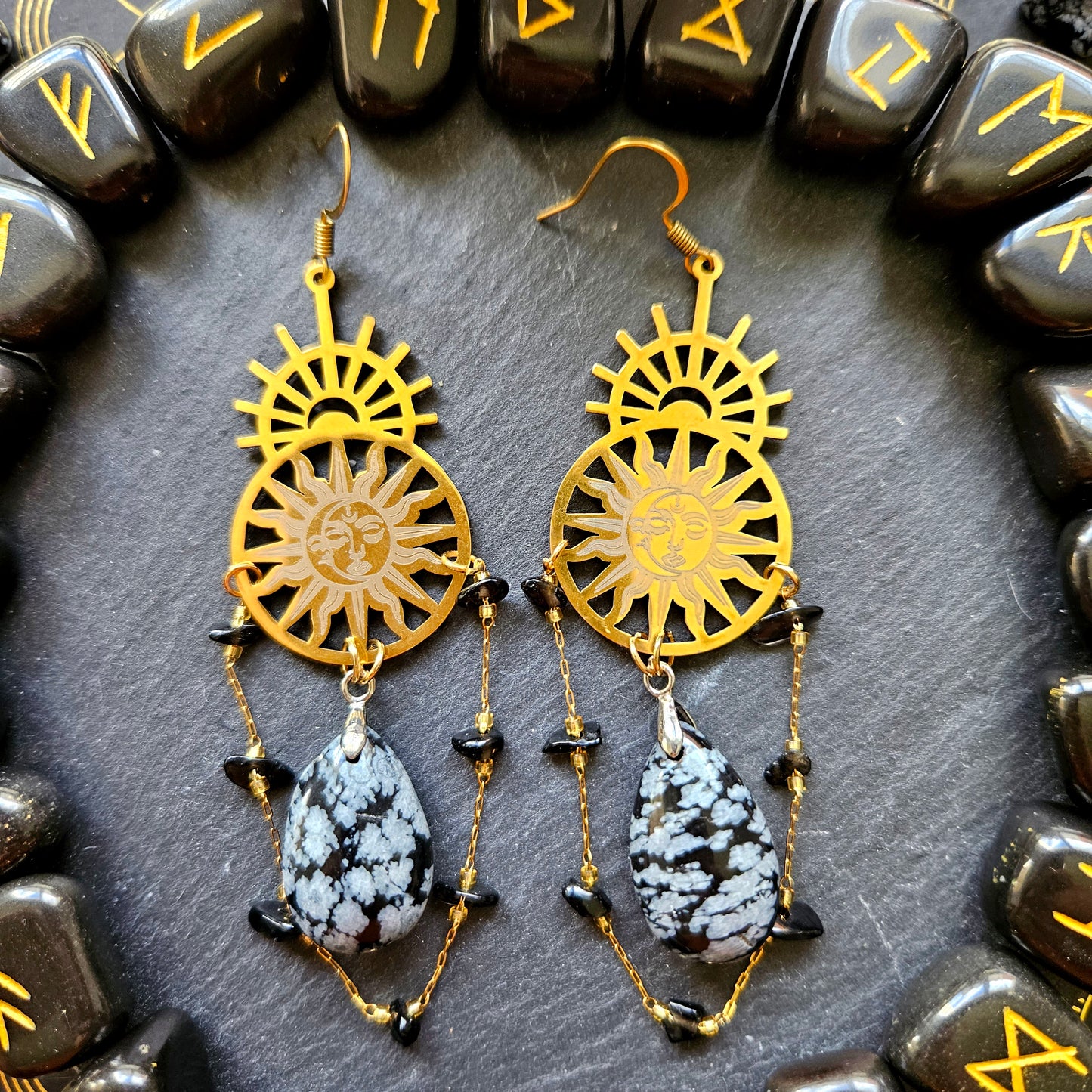 Éos - Boucles d'oreilles Wicca - ésotérique soleils acier inoxydable dorés et pierres d'obsidienne flocon de neige - Les Rouages du Temps