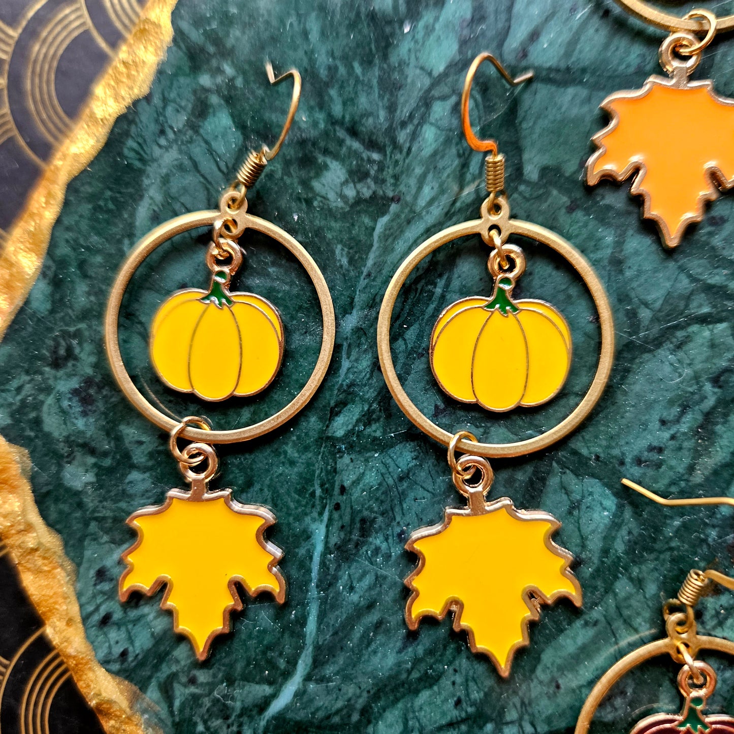 Carpo - Boucles d'oreilles "Automne" laiton, feuilles d'érable et citrouilles - Les Rouages du Temps