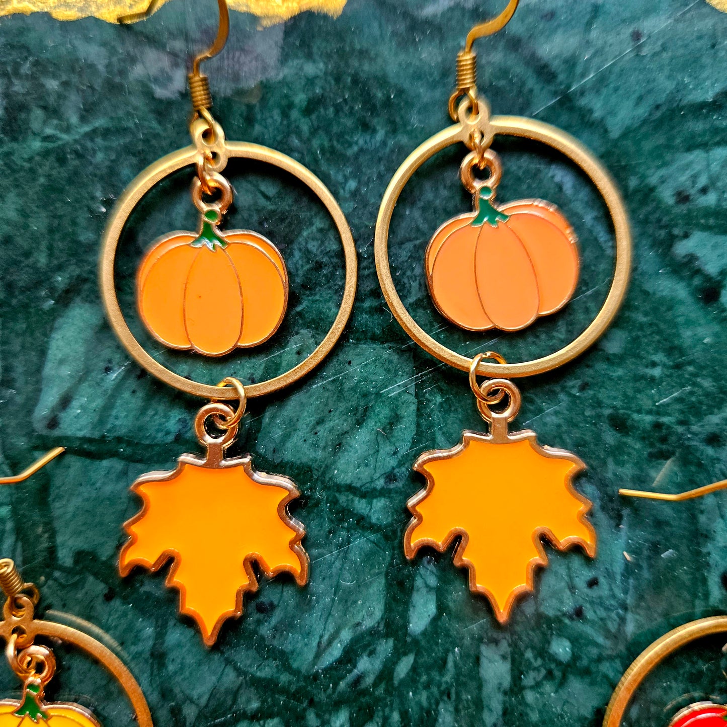 Carpo - Boucles d'oreilles "Automne" laiton, feuilles d'érable et citrouilles - Les Rouages du Temps