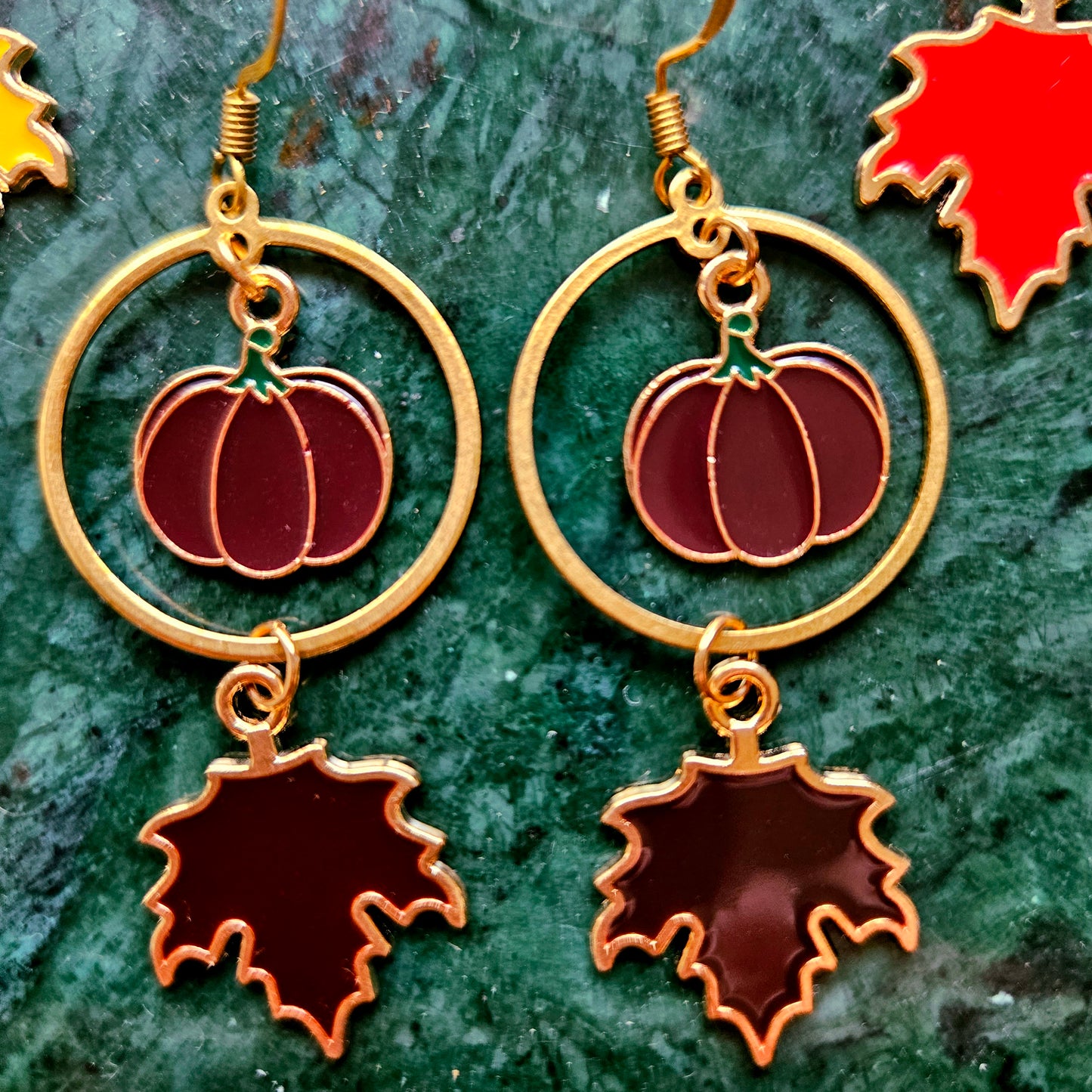 Carpo - Boucles d'oreilles "Automne" laiton, feuilles d'érable et citrouilles - Les Rouages du Temps