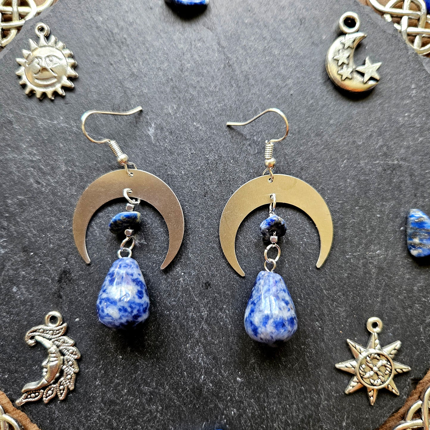 Séléné - Boucles d'oreilles Wicca lunes acier inoxydable argenté et pierres de lapis lazuli et de sodalite - Les Rouages du Temps