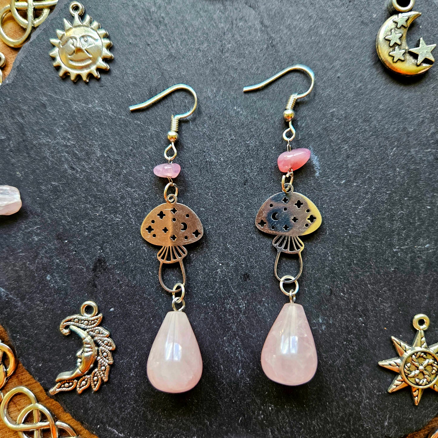 Ellyllon - Boucles d'oreilles univers féérique acier inoxydable champignons pierres de quartz rose - Les Rouages du Temps