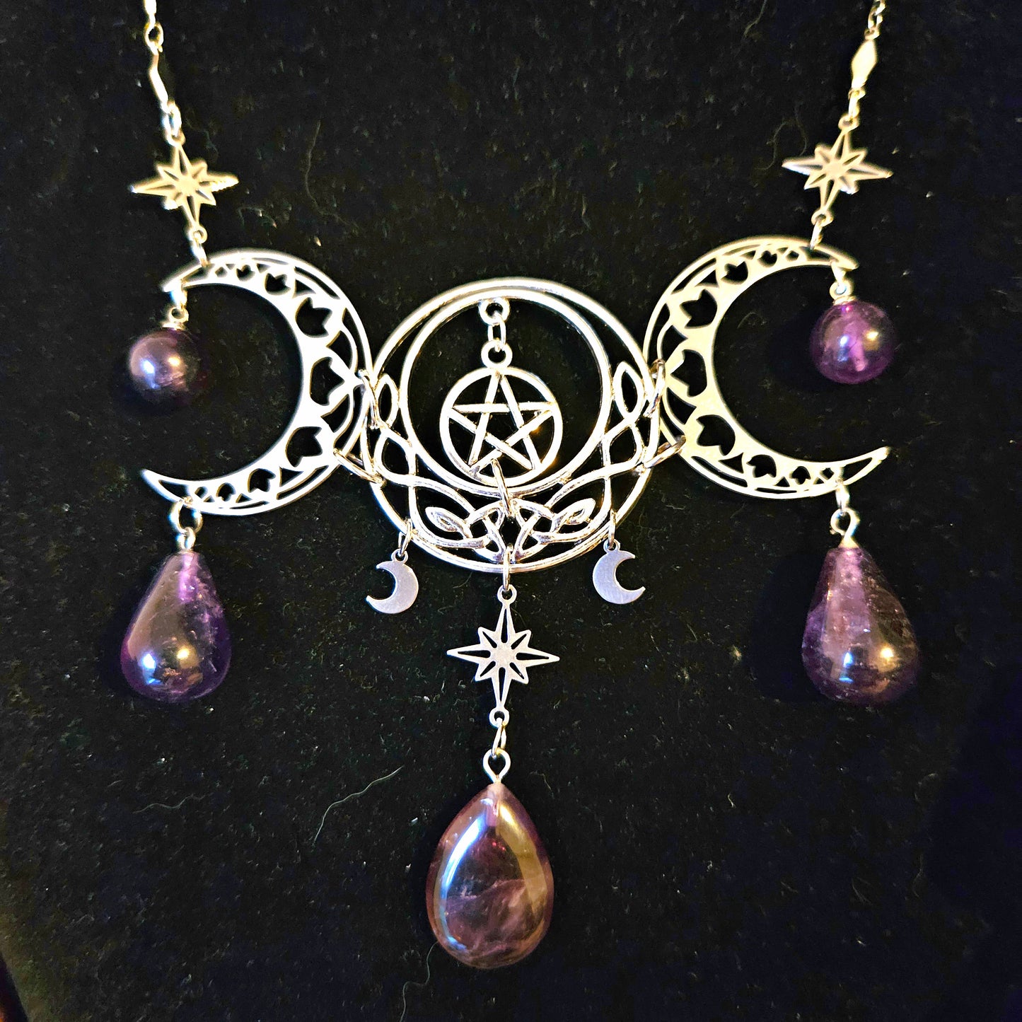 Hécate - Collier univers Wicca - ésotérique argenté triple lune, étoiles, pentagrammes, pierres d'améthyste - Les Rouages du Temps