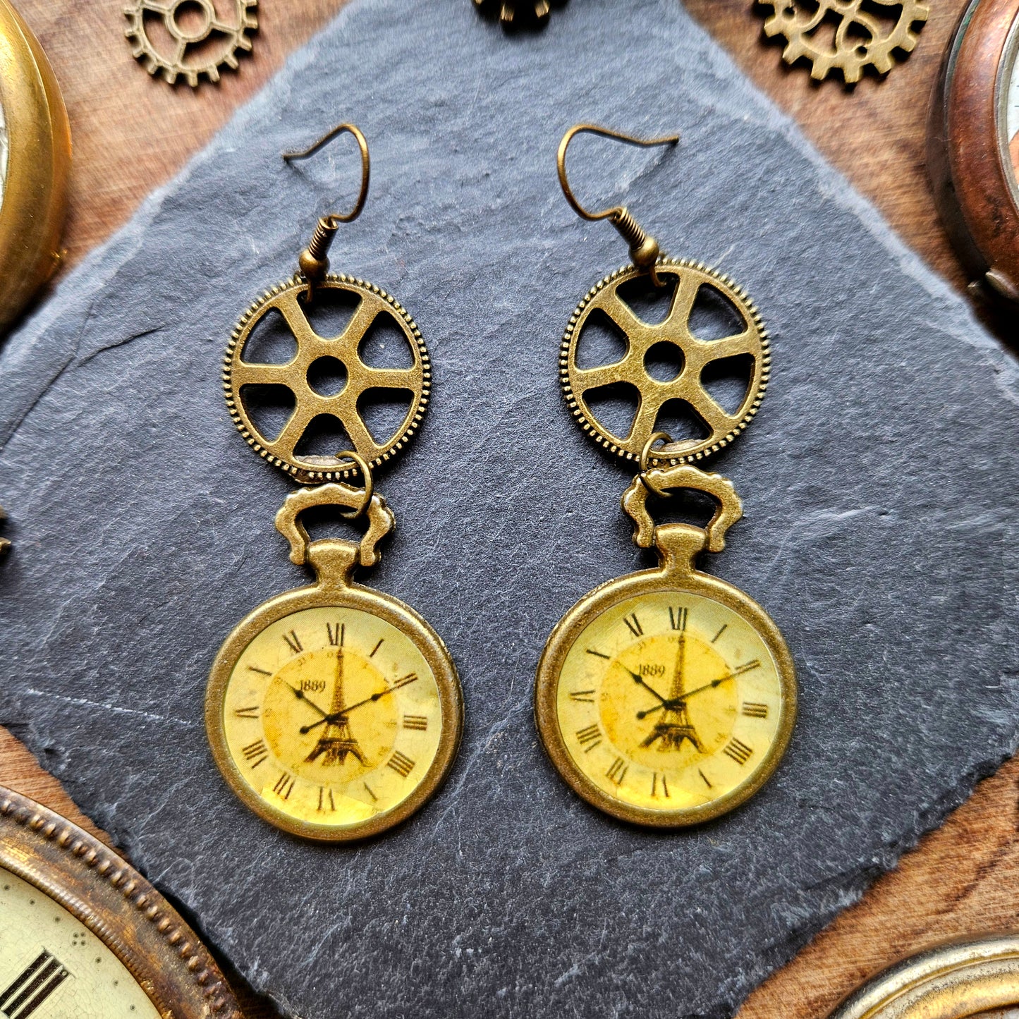 Chronos - Boucles d'oreilles Steampunk bronze rouages et montre de poche / horloge Paris - Tour Eiffel - Les Rouages du Temps