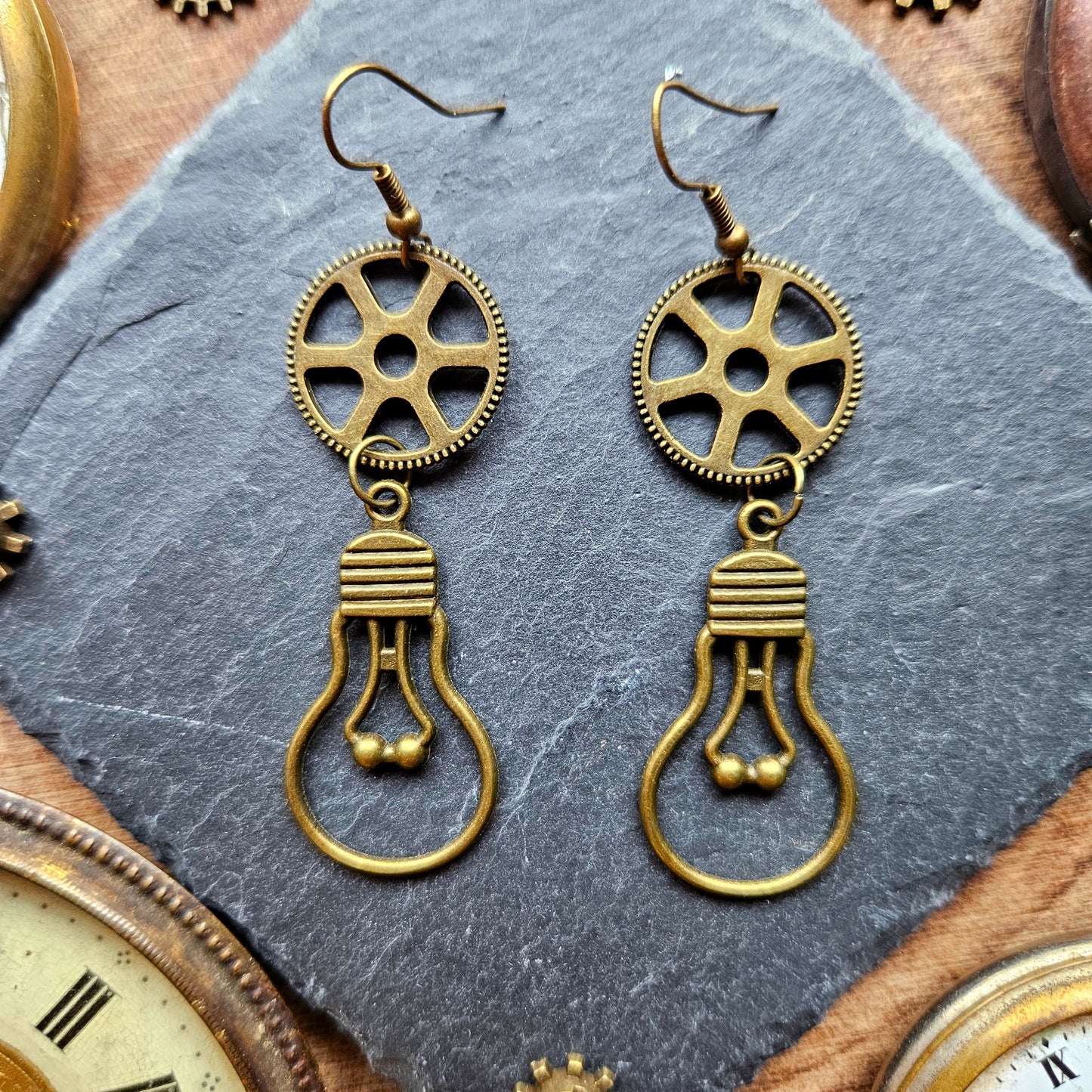 Athéna - Boucles d'oreilles Steampunk bronze, engrenages et ampoules - Les Rouages du Temps