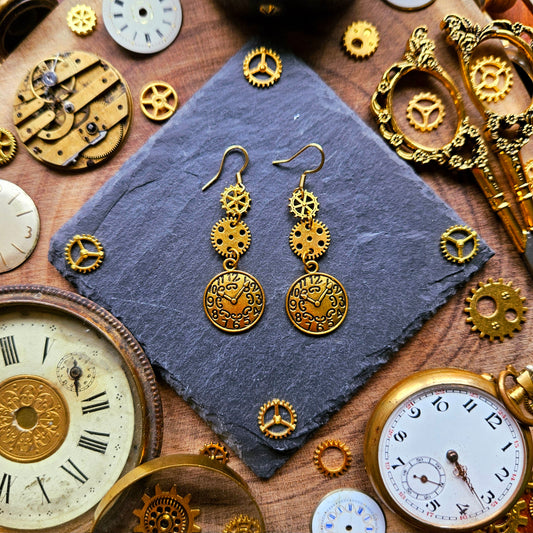 Chronos - Boucles s'oreilles Steampunk engrenages et horloges dorés - Les Rouages du Temps