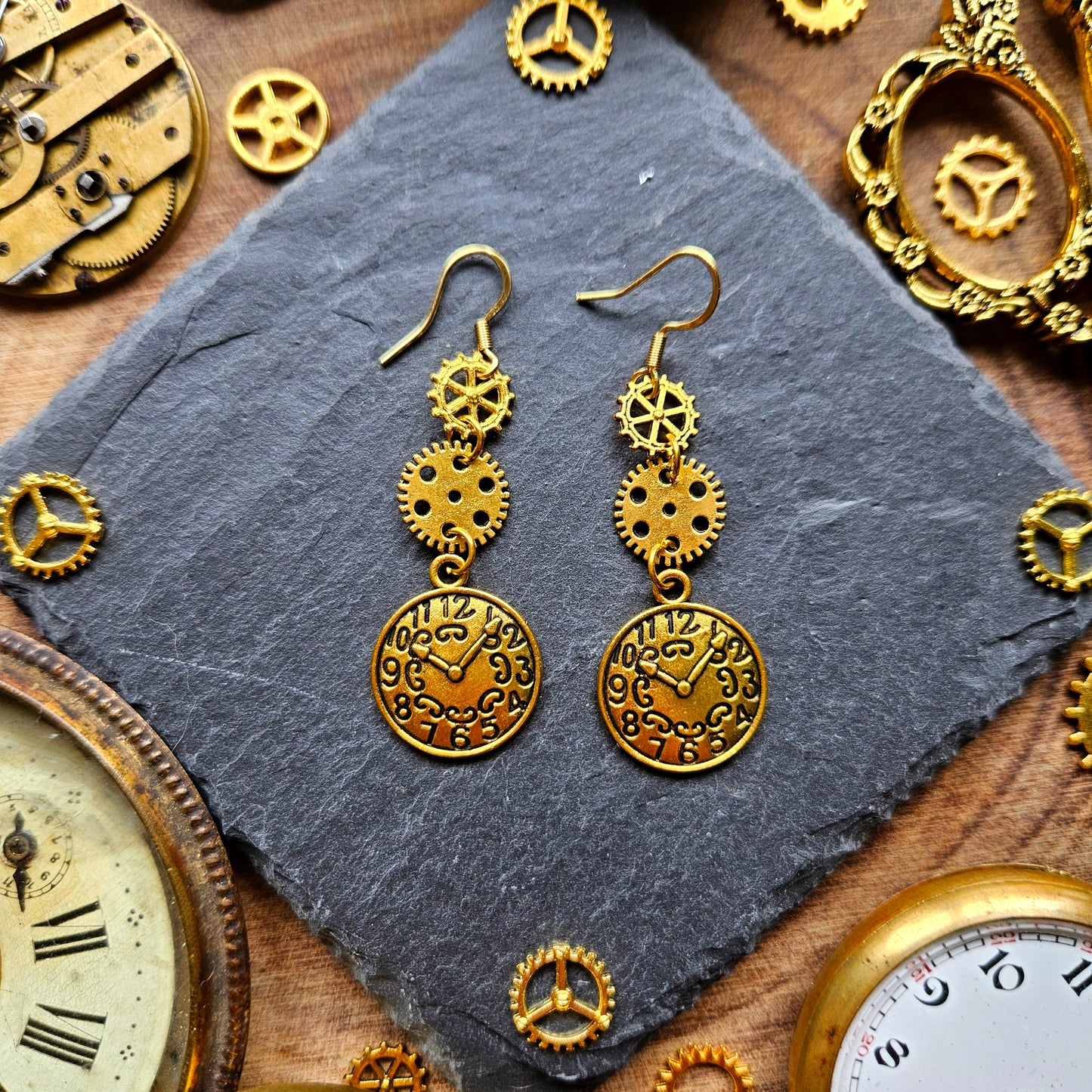 Chronos - Boucles s'oreilles Steampunk engrenages et horloges dorés - Les Rouages du Temps