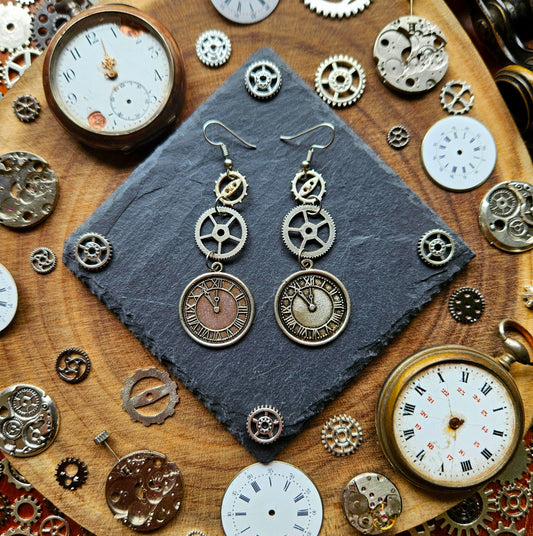 Chronos - Boucles d'oreilles Steampunk breloques argentées engrenages et horloges / montres - Les Rouages du Temps