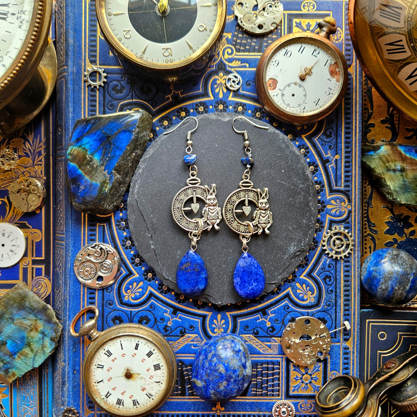 Alice - Boucles d'oreilles Steampunk Alice aux Pays des Merveilles, horloge et lapin blanc argenté, pierres de lapis lazuli - Les Rouages du Temps