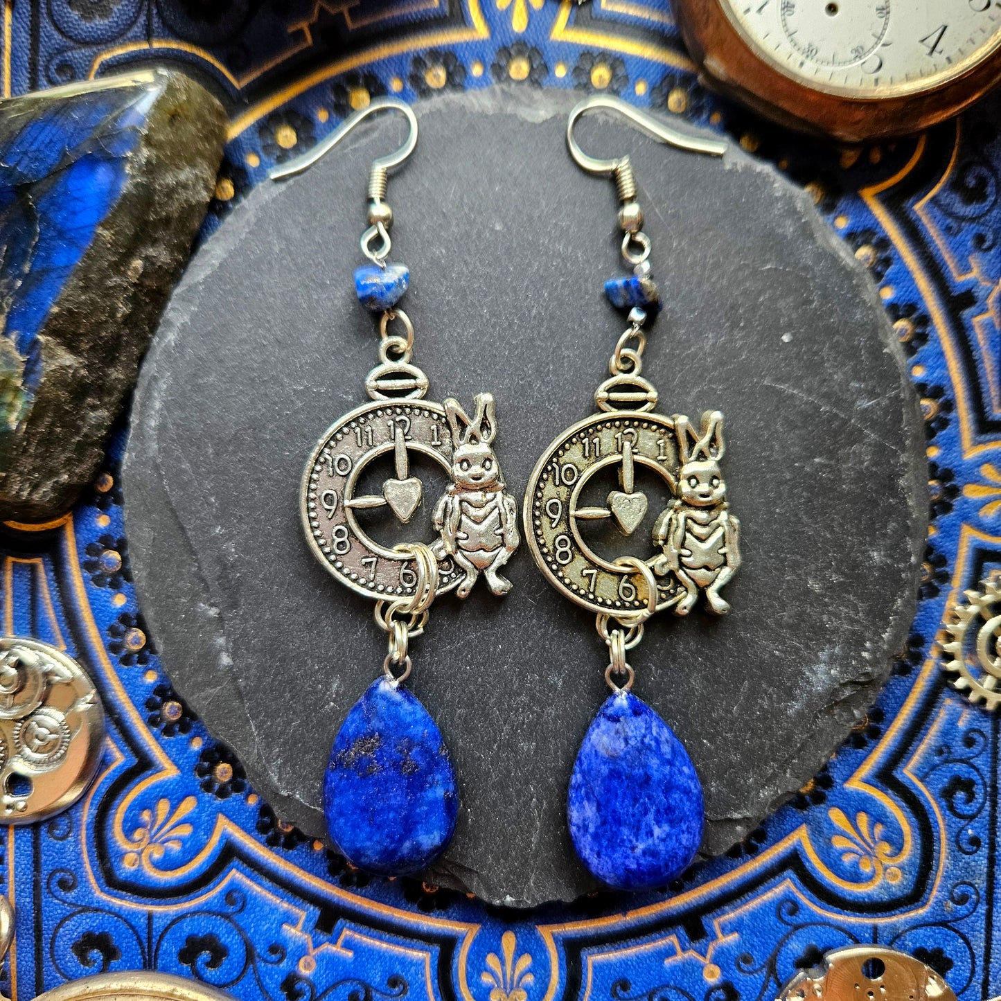 Alice - Boucles d'oreilles Steampunk Alice aux Pays des Merveilles, horloge et lapin blanc argenté, pierres de lapis lazuli - Les Rouages du Temps