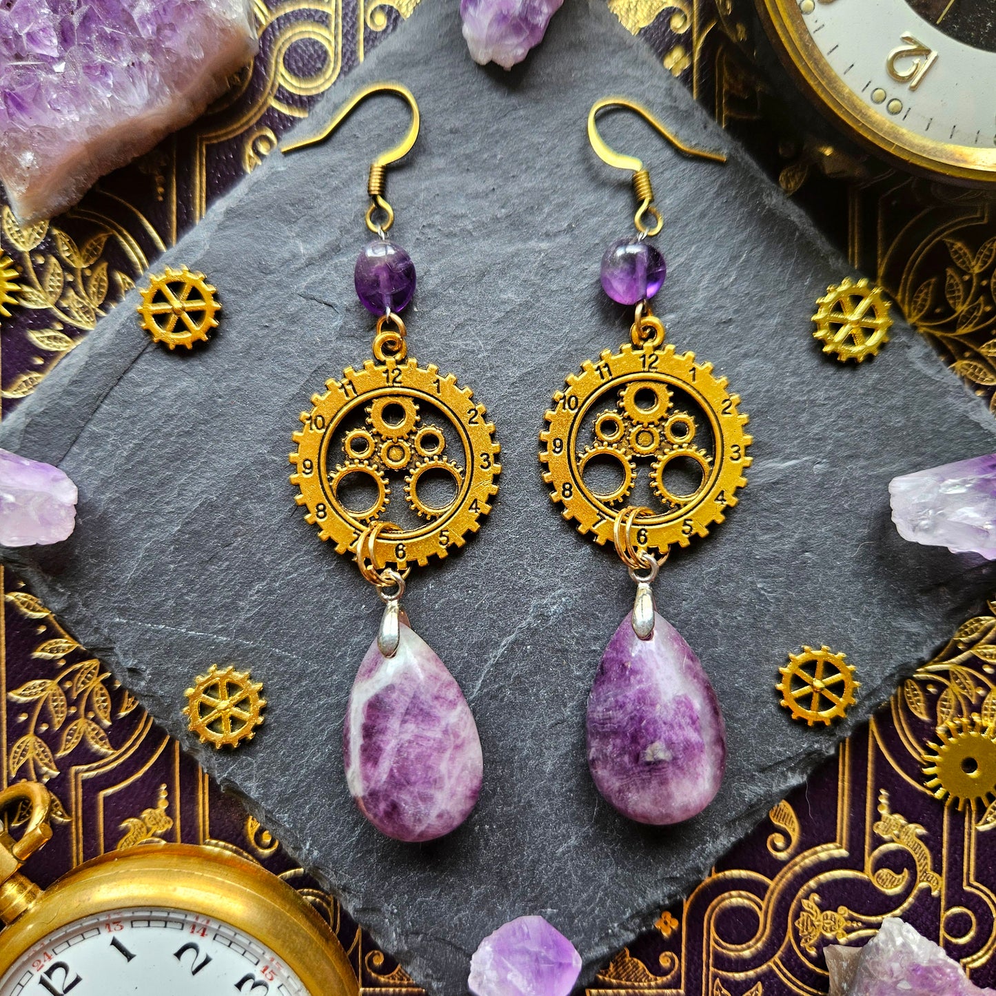 Chronos - Boucles d'oreilles Steampunk horloges et rouages dorés, pierres d'améthyste et de fluorite - Les Rouages du Temps