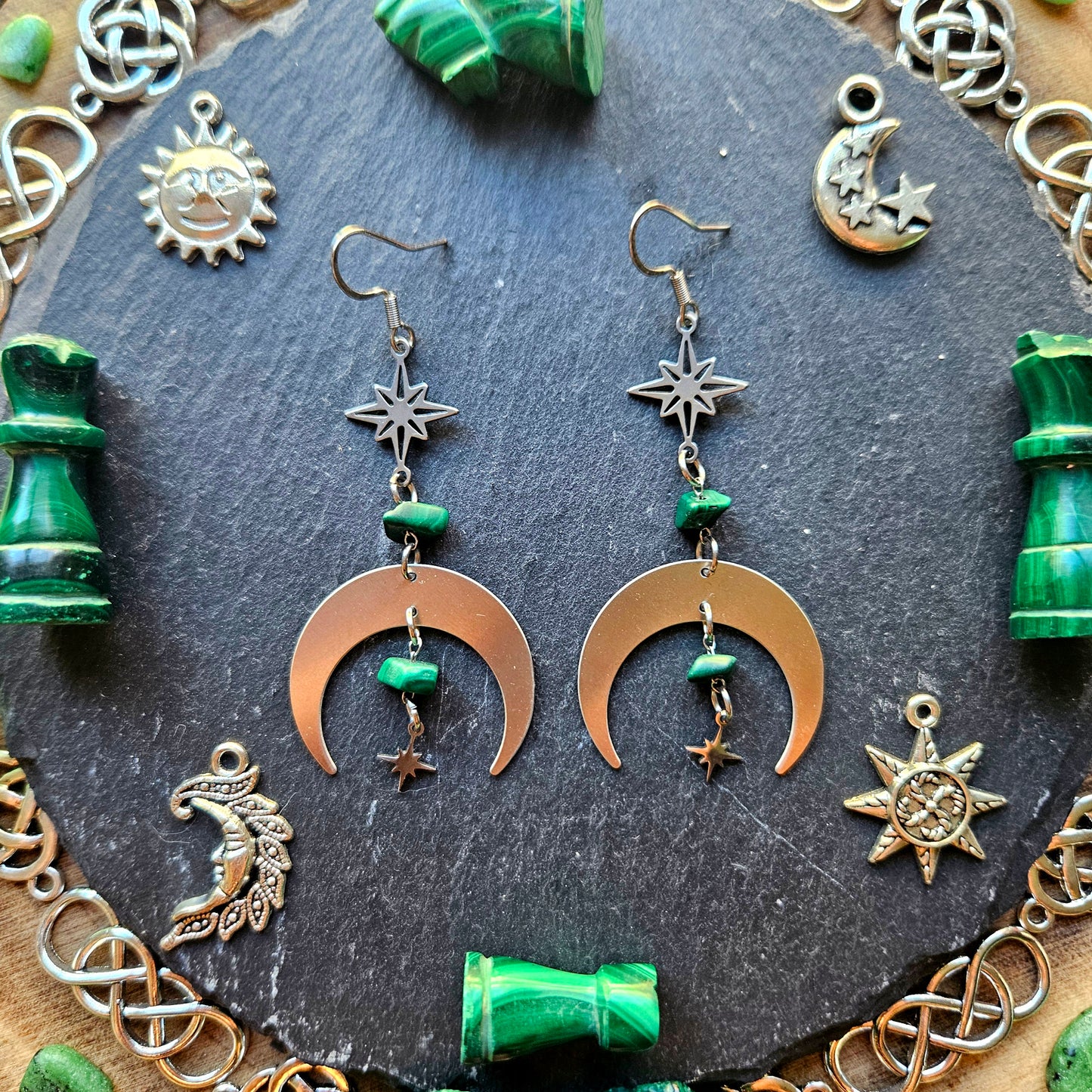 Séléné - boucles d'oreilles Wicca - ésotérisme lunes étoiles acier inoxydable, pierres de malachite - Les Rouages du Temps