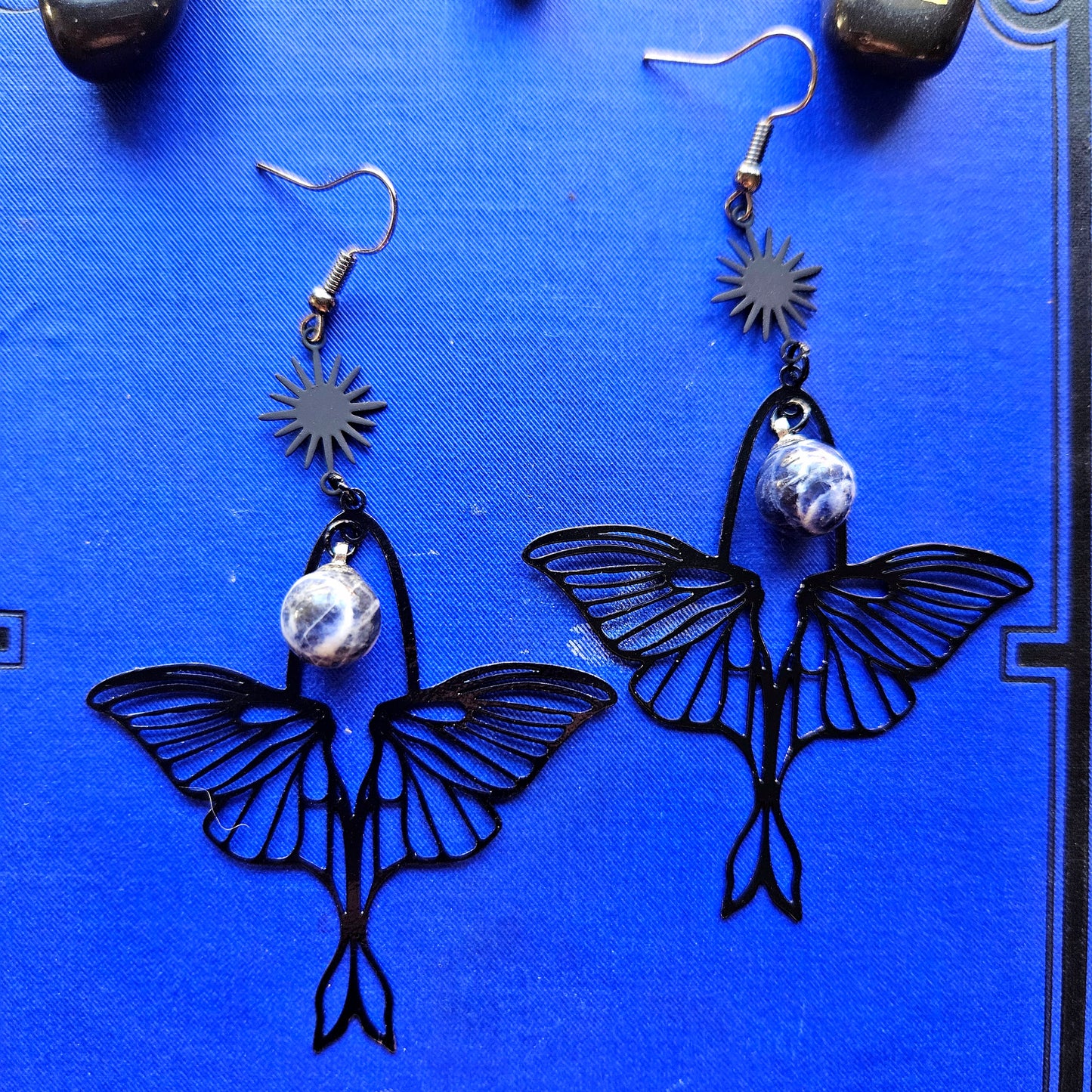 Leanan - Boucles d'oreilles univers féérique noires ailes de papillon et étoiles, pierres de sodalite - Les Rouages du Temps