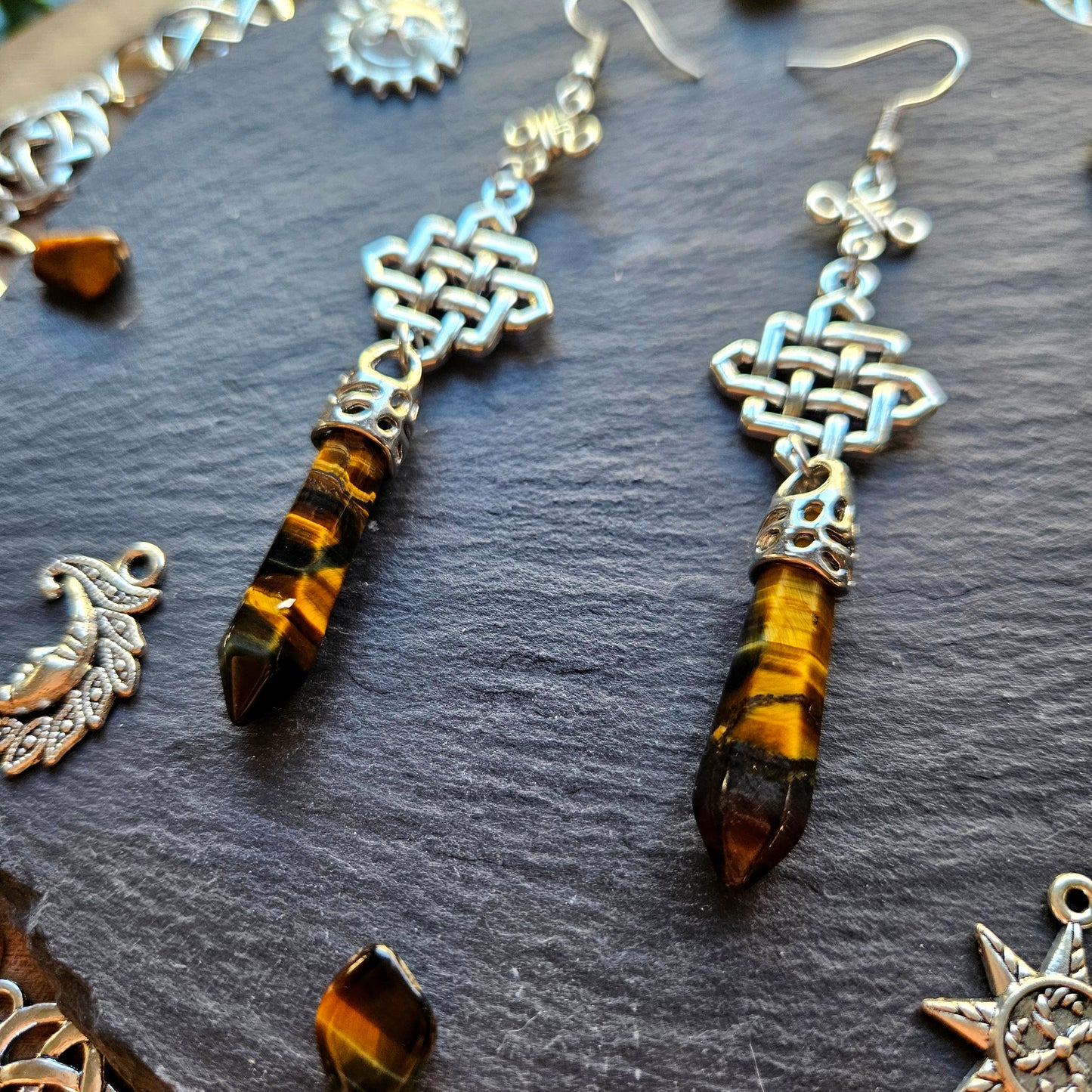 Laudine - Boucles d'oreilles univers médiéval, noeuds celtiques argentés et pierres d'oeil de tigre - Les Rouages du Temps