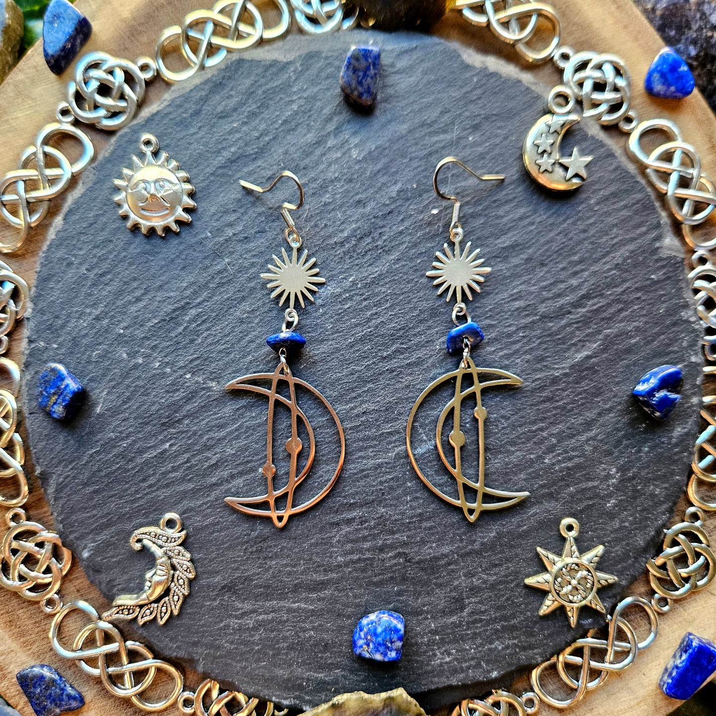 Séléné - Boucles d'oreilles Wicca acier inoxydable lunes étoiles, pierres de lapis lazuli - Les Rouages du Temps