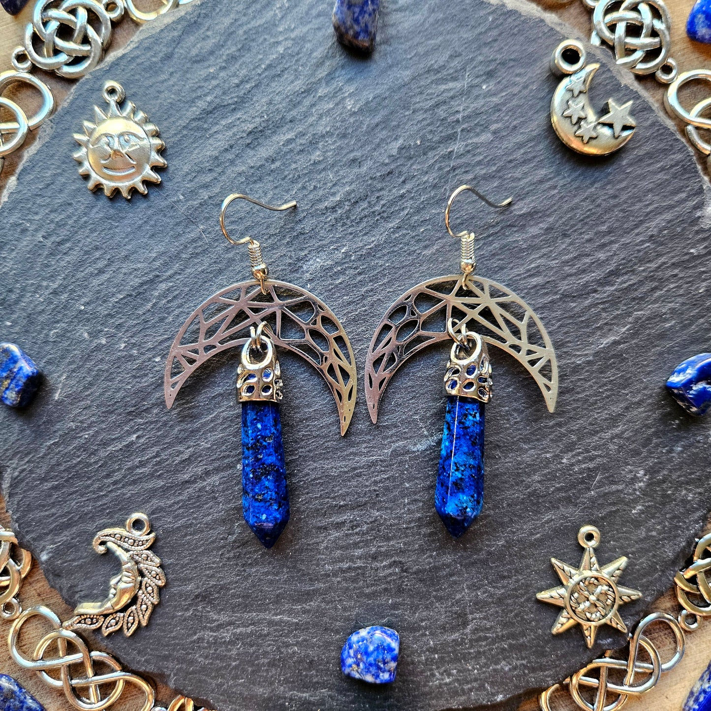 Séléné - Boucles d'oreilles Wicca lunes géométriques acier inoxydable et pierres de lapis lazuli - Les Rouages du Temps