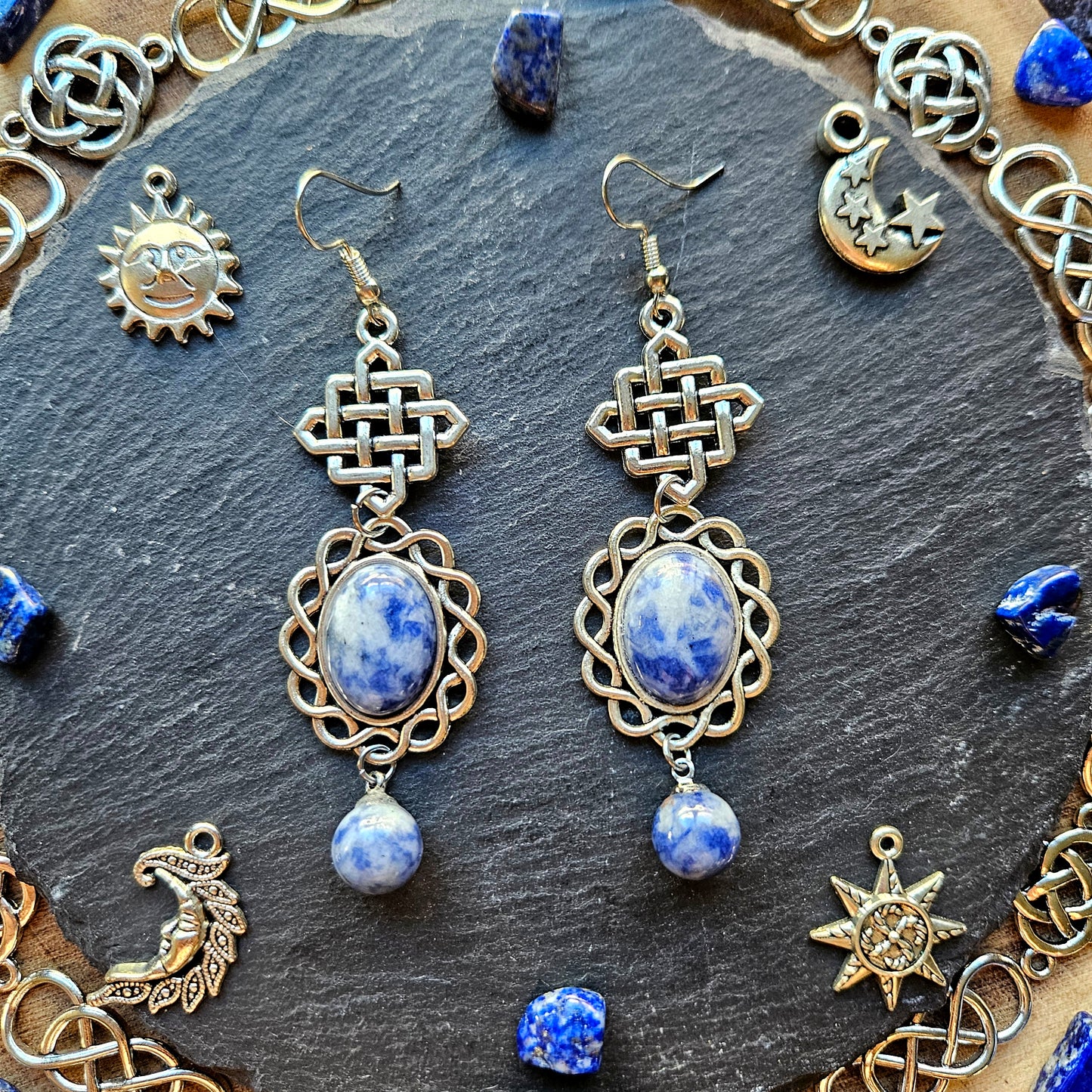 Guenièvre - Boucles d'oreilles médiévales, noeuds celtiques argentés et pierres de sodalite - Les Rouages du Temps