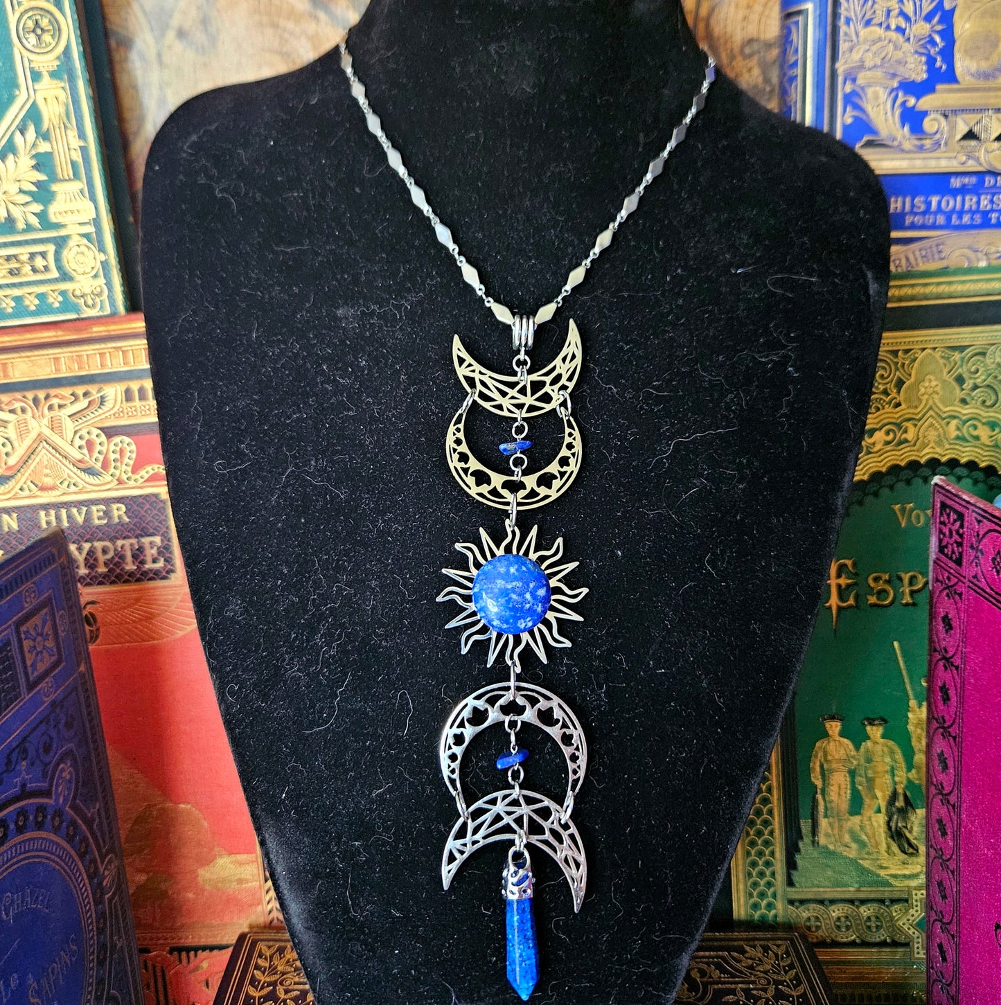 Séléné - Collier plastron Wicca / ésotérique acier inoxydable argenté phases de la lune, géométrique, soleil, pierres de lapis lazuli - Les Rouages du Temps