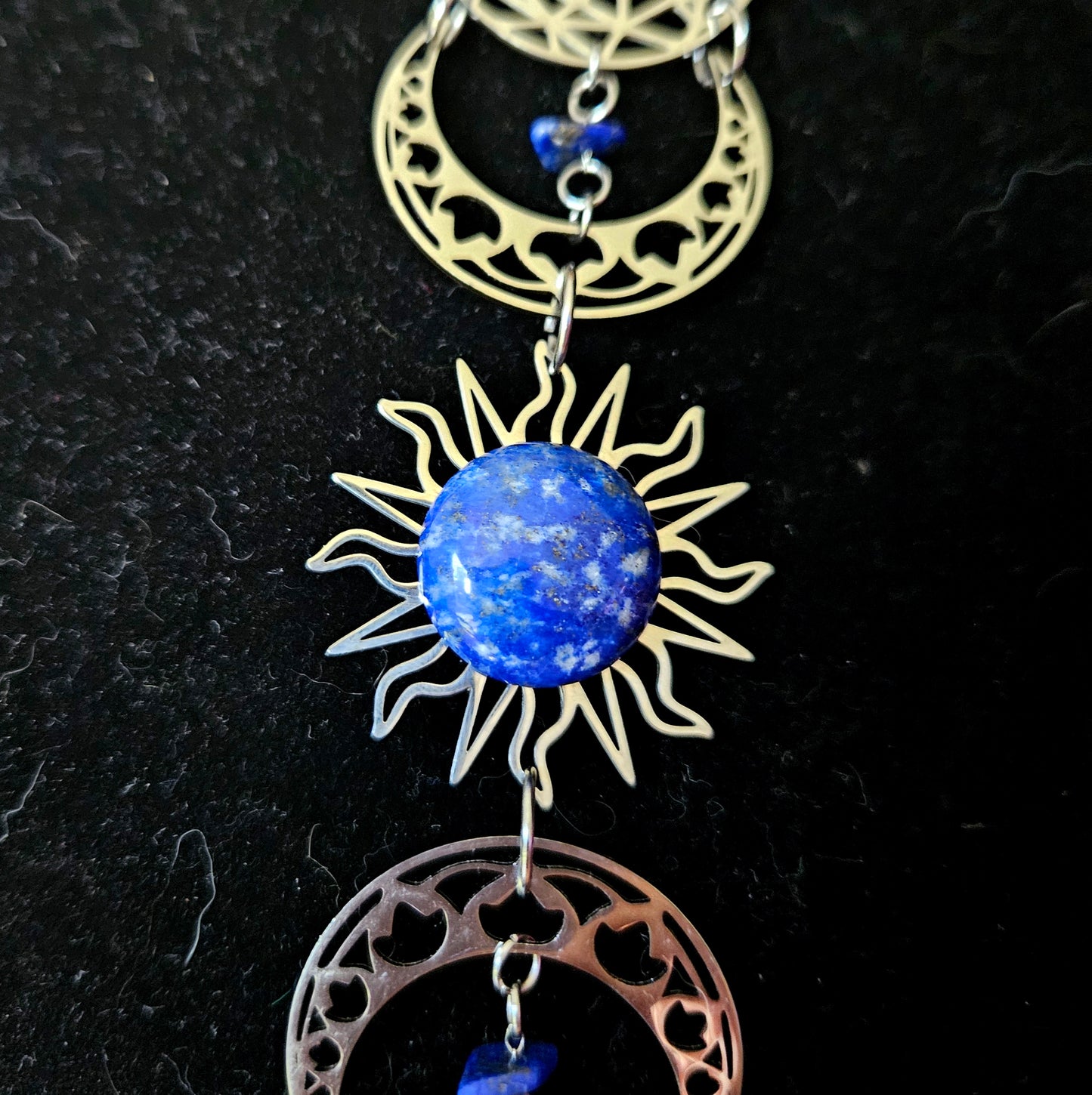 Séléné - Collier plastron Wicca / ésotérique acier inoxydable argenté phases de la lune, géométrique, soleil, pierres de lapis lazuli - Les Rouages du Temps