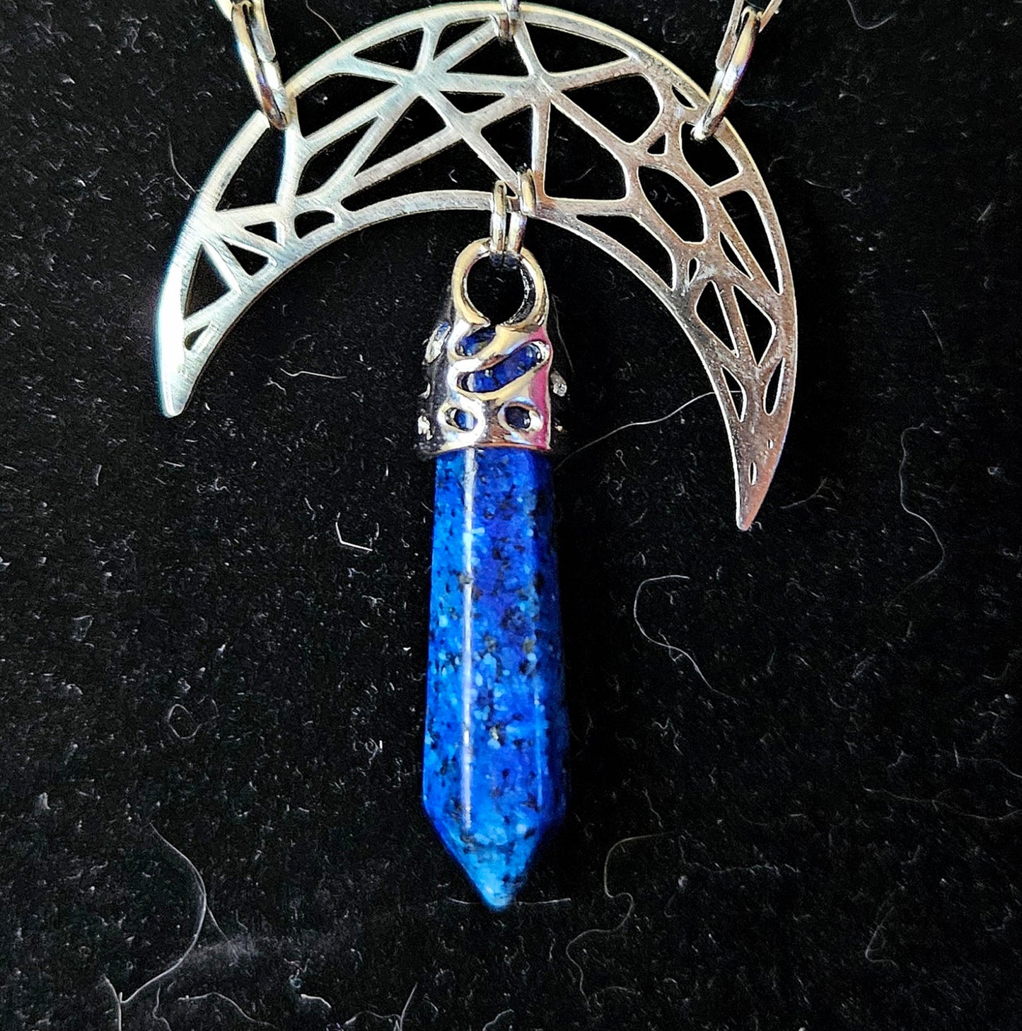 Séléné - Collier plastron Wicca / ésotérique acier inoxydable argenté phases de la lune, géométrique, soleil, pierres de lapis lazuli - Les Rouages du Temps