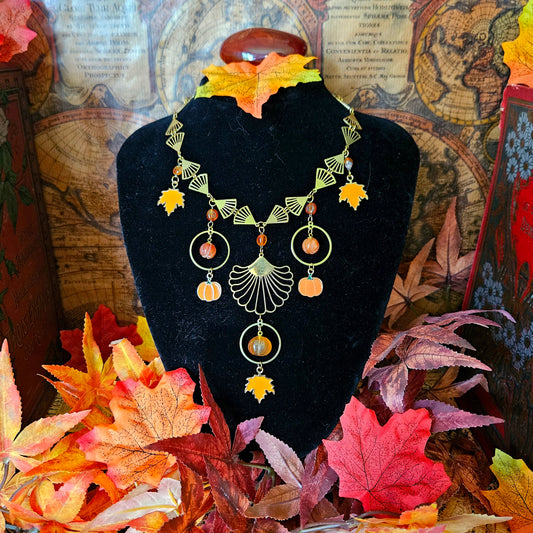 Samhain - Collier plastron "Automne" - Art Nouveau, laiton, feuilles d'érable et citrouilles pierres de cornaline