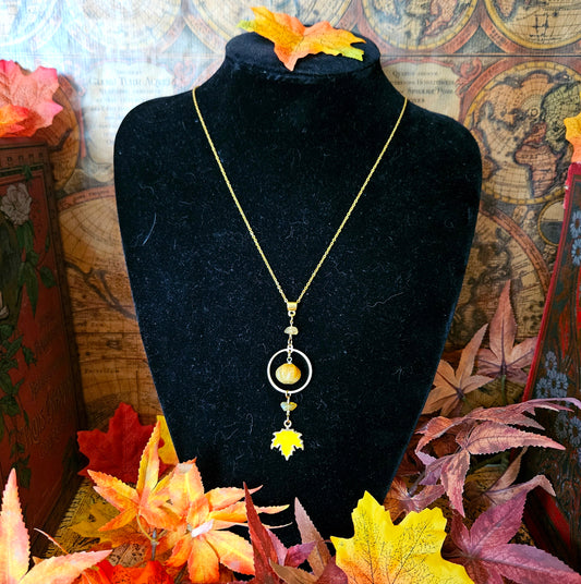 Carpo - Collier "Automne" acier inoxydable doré, laiton, feuille d'érable jaune, pierres de citrine et citrouille cornaline