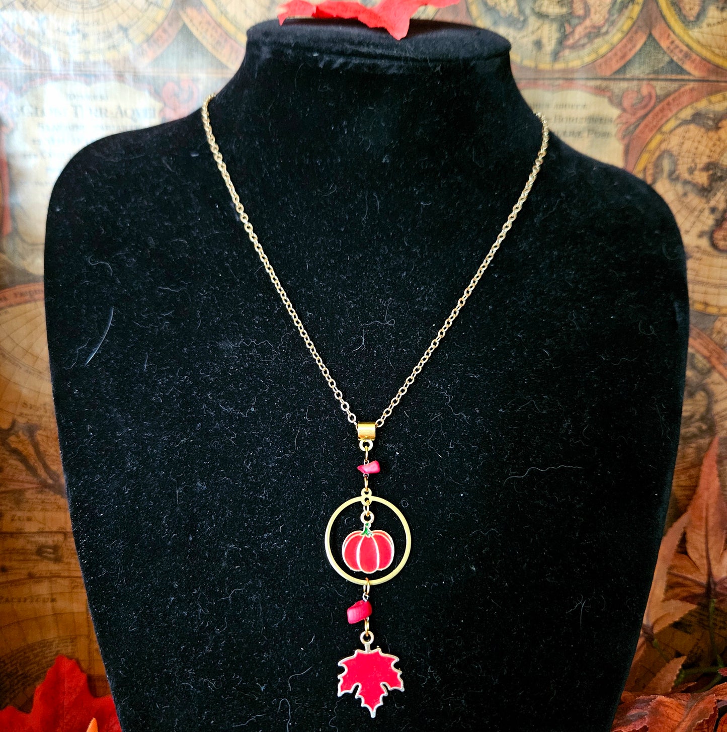 Carpo - Collier pendentif "Automne" chaîne acier inoxydable, cercle laiton, citrouille et feuille d'érable, perles en corail rouge