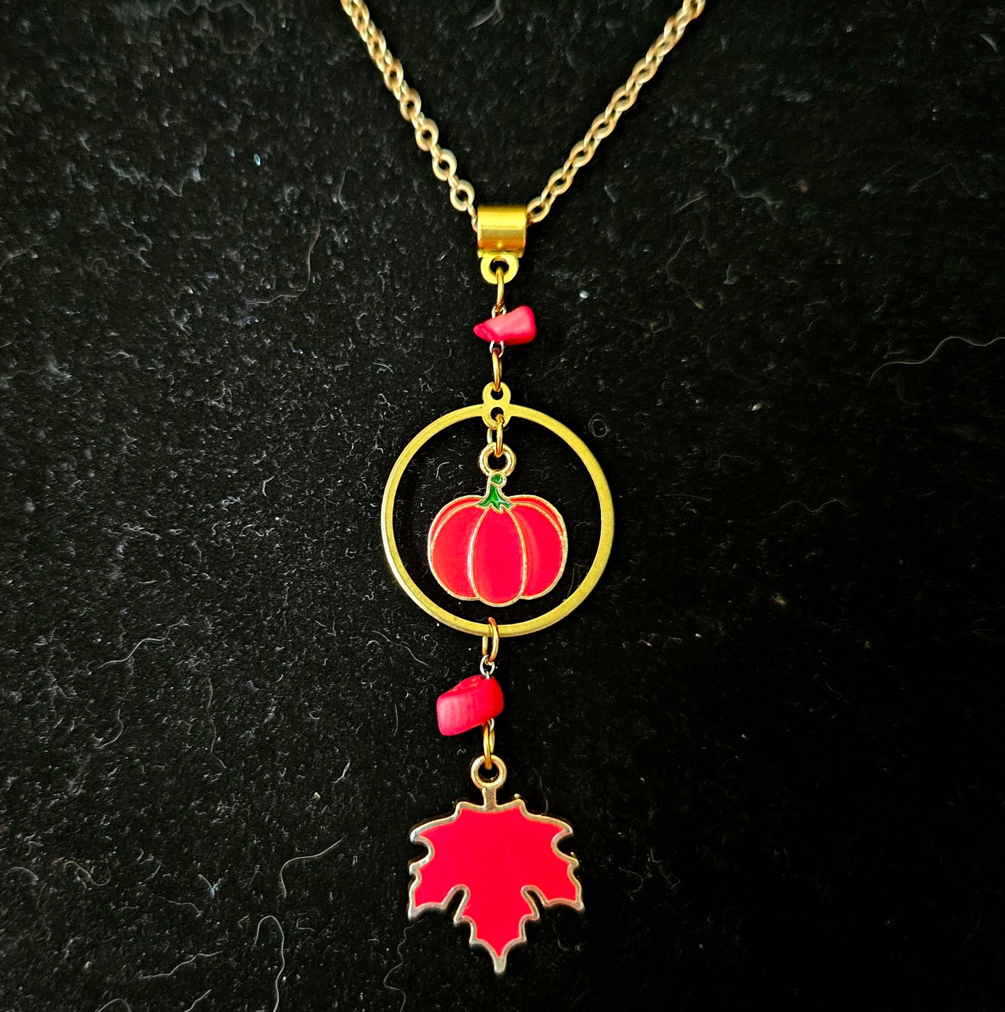 Carpo - Collier pendentif "Automne" chaîne acier inoxydable, cercle laiton, citrouille et feuille d'érable, perles en corail rouge